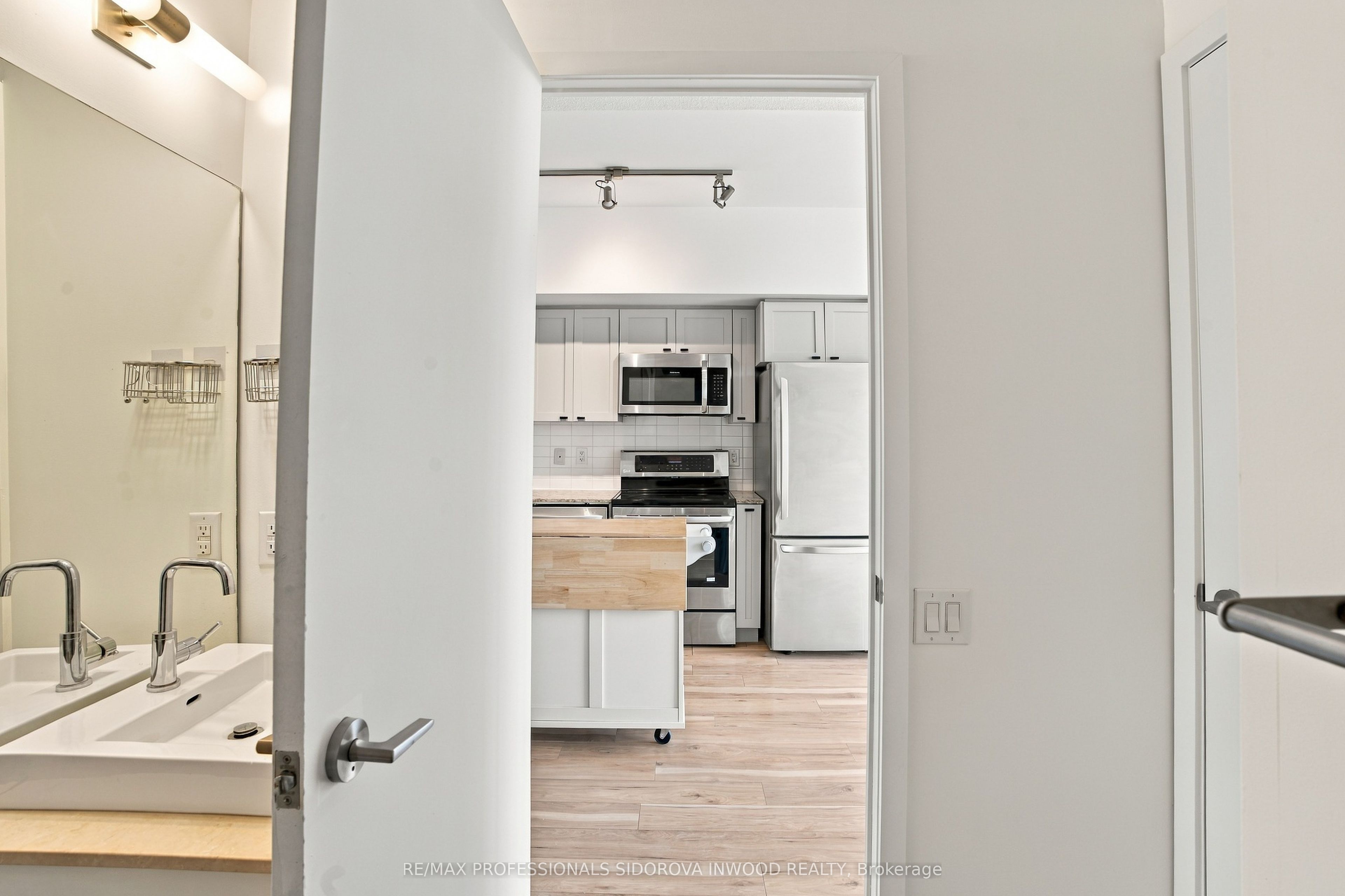 105 The Queensway Avenue 404 Property Photo 17