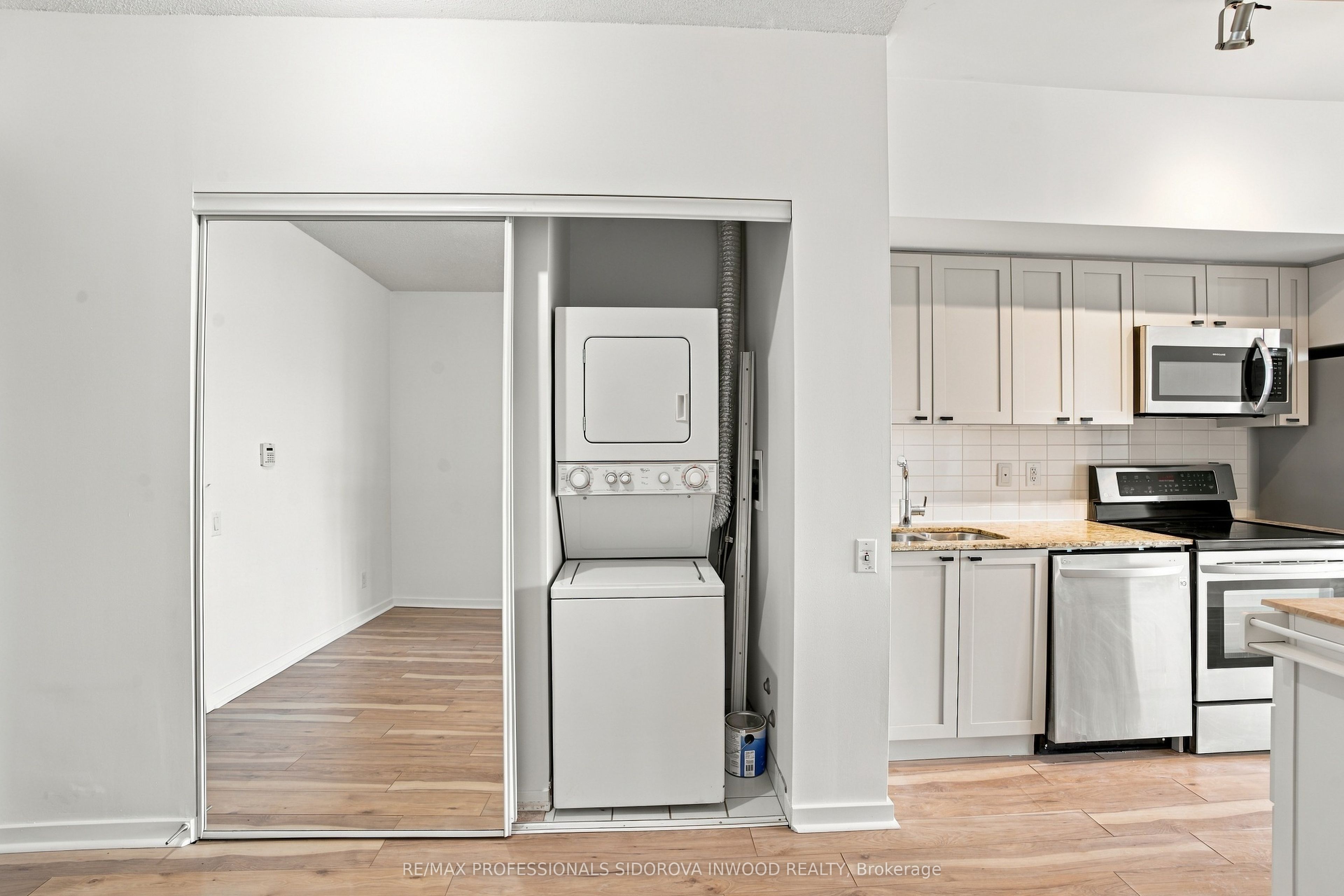 105 The Queensway Avenue 404 Property Photo 18