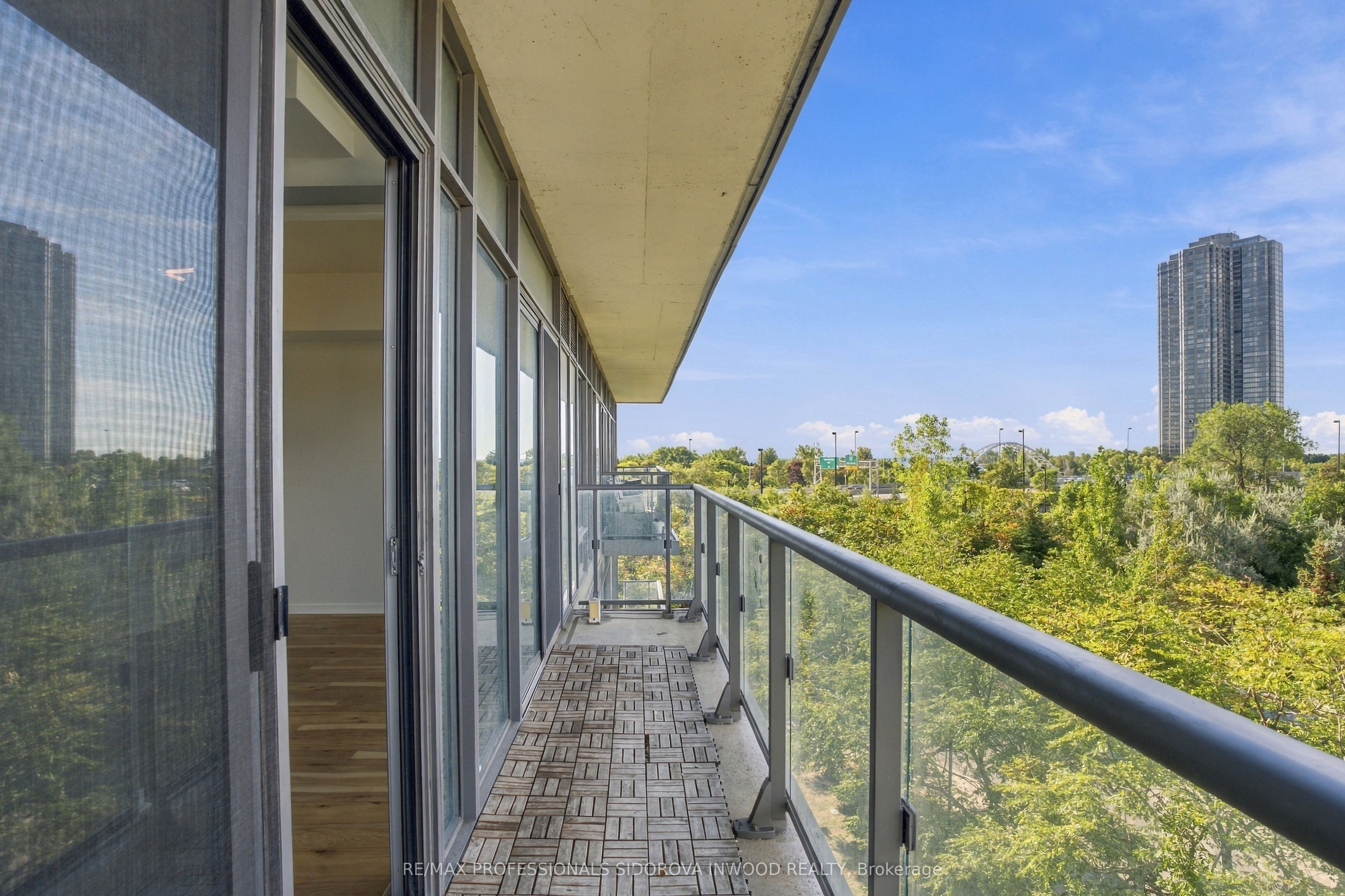 105 The Queensway Avenue 404 Property Photo 19