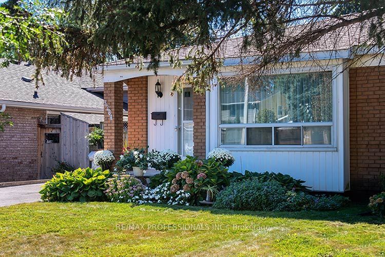 3284 Hornbeam Crescent Property Photo 2