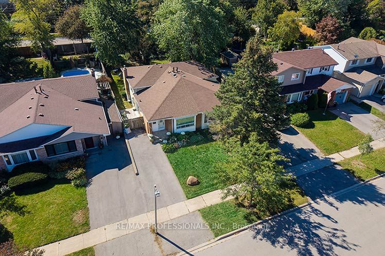 3284 Hornbeam Crescent Property Photo 3