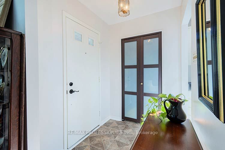 3284 Hornbeam Crescent Property Photo 4