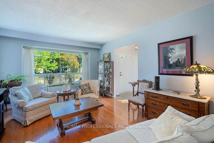 3284 Hornbeam Crescent Property Photo 6
