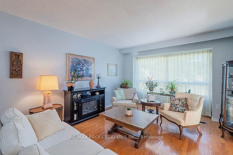 3284 Hornbeam Crescent Property Photo 8