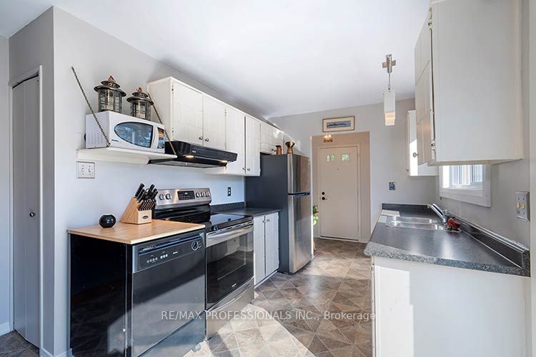 3284 Hornbeam Crescent Property Photo 10