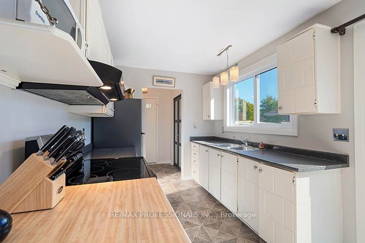 3284 Hornbeam Crescent Property Photo 12