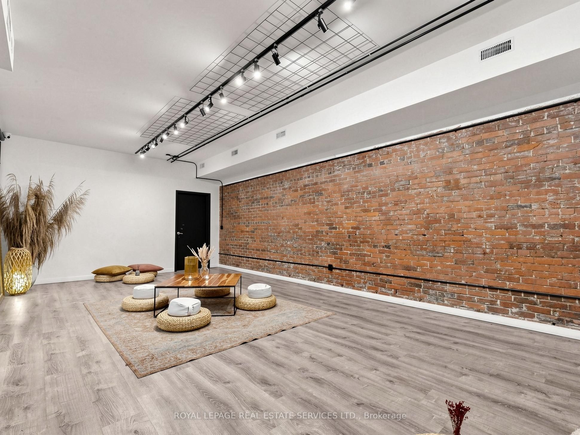 2233 Dundas Street W Property Photo 18