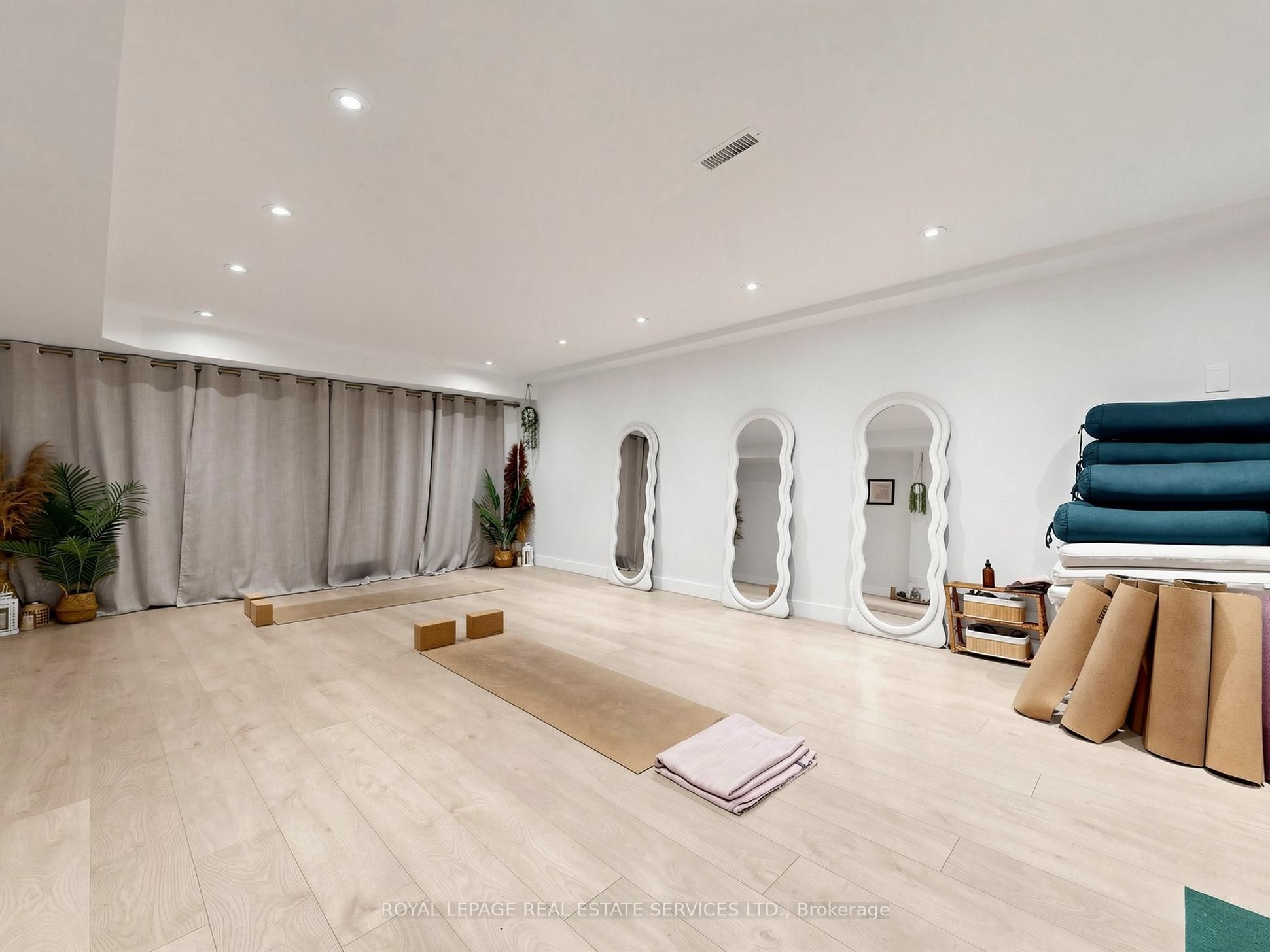 2233 Dundas Street W Property Photo 22