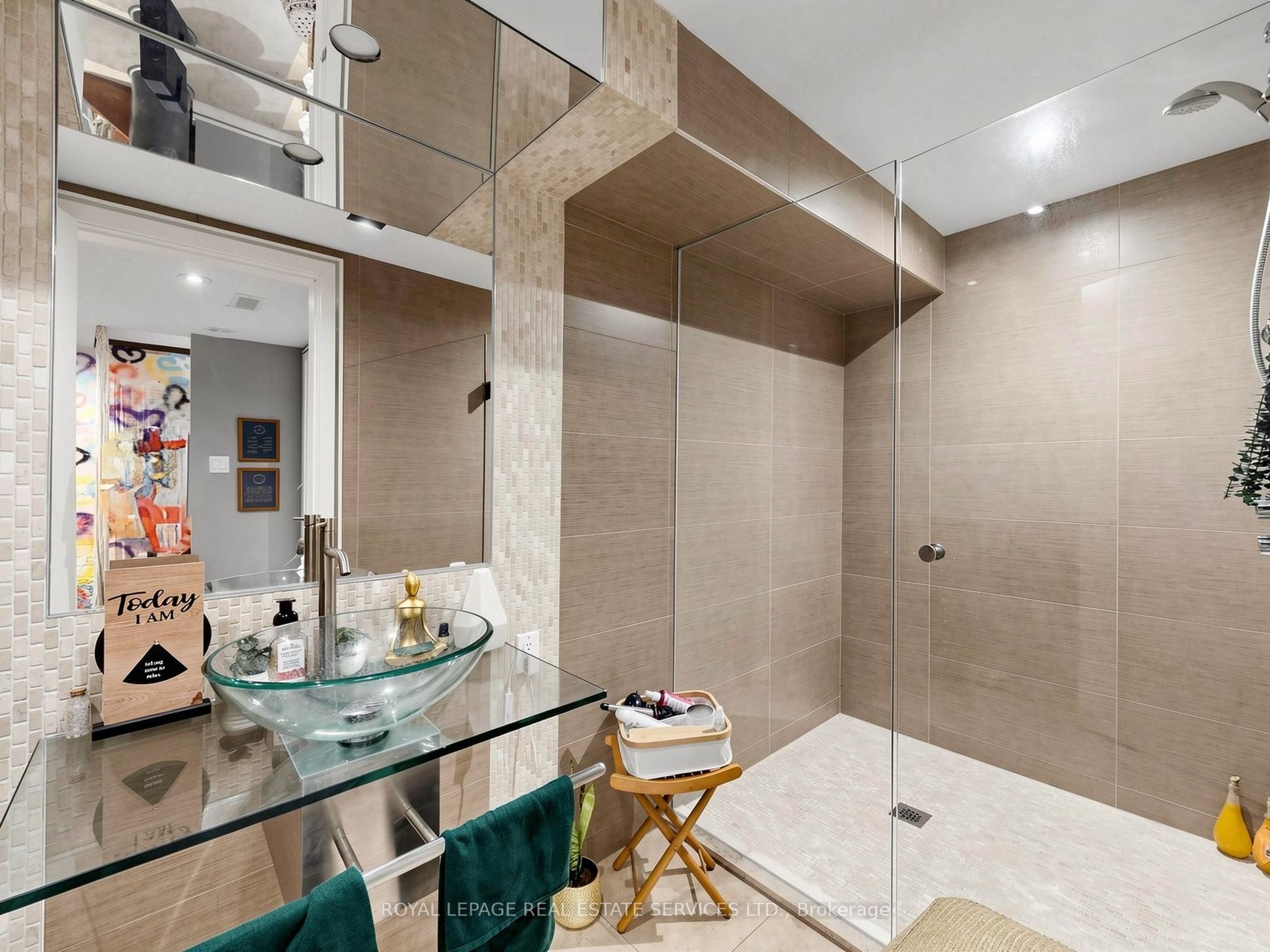 2233 Dundas Street W Property Photo 23