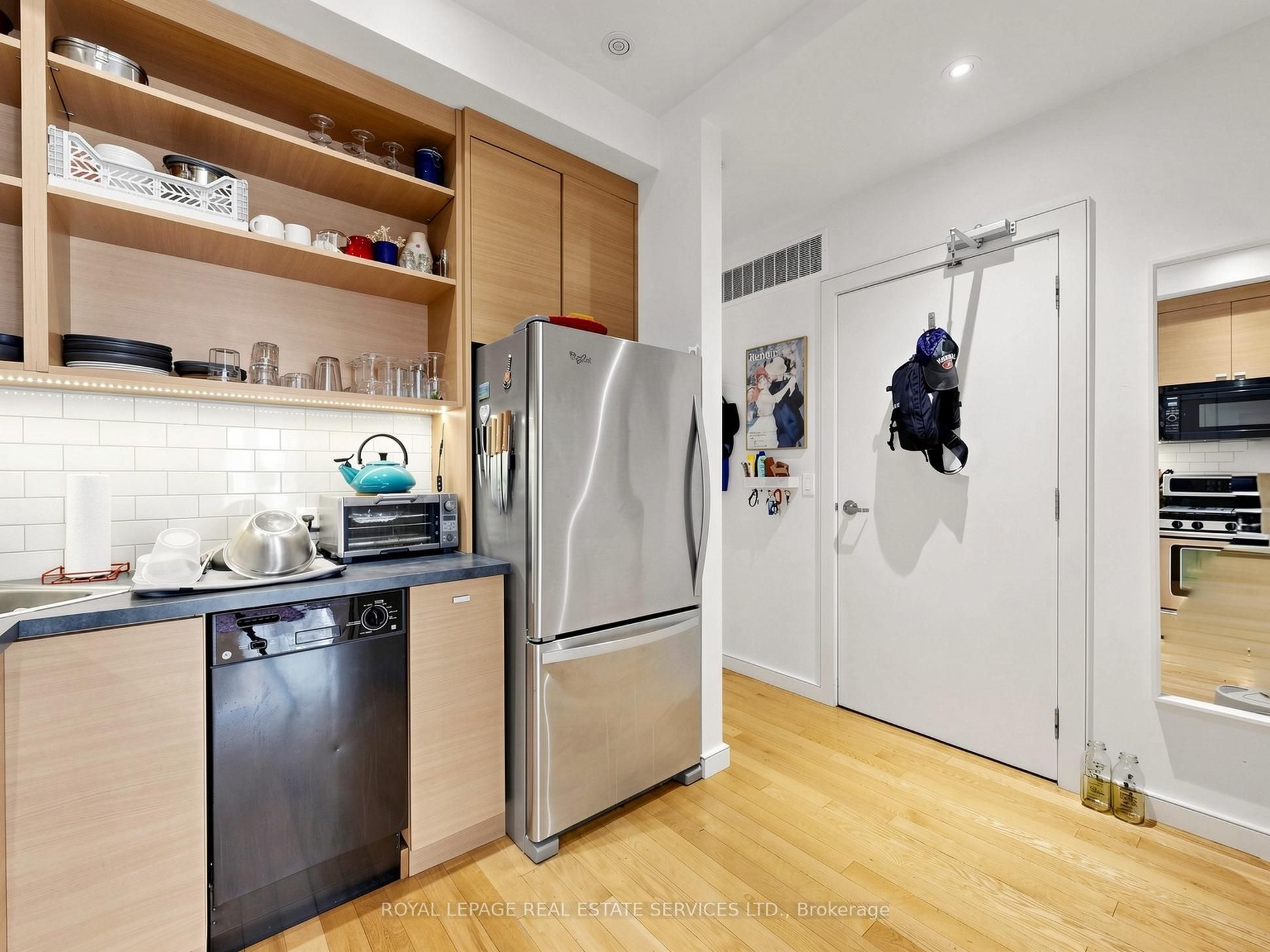 2233 Dundas Street W Property Photo 27