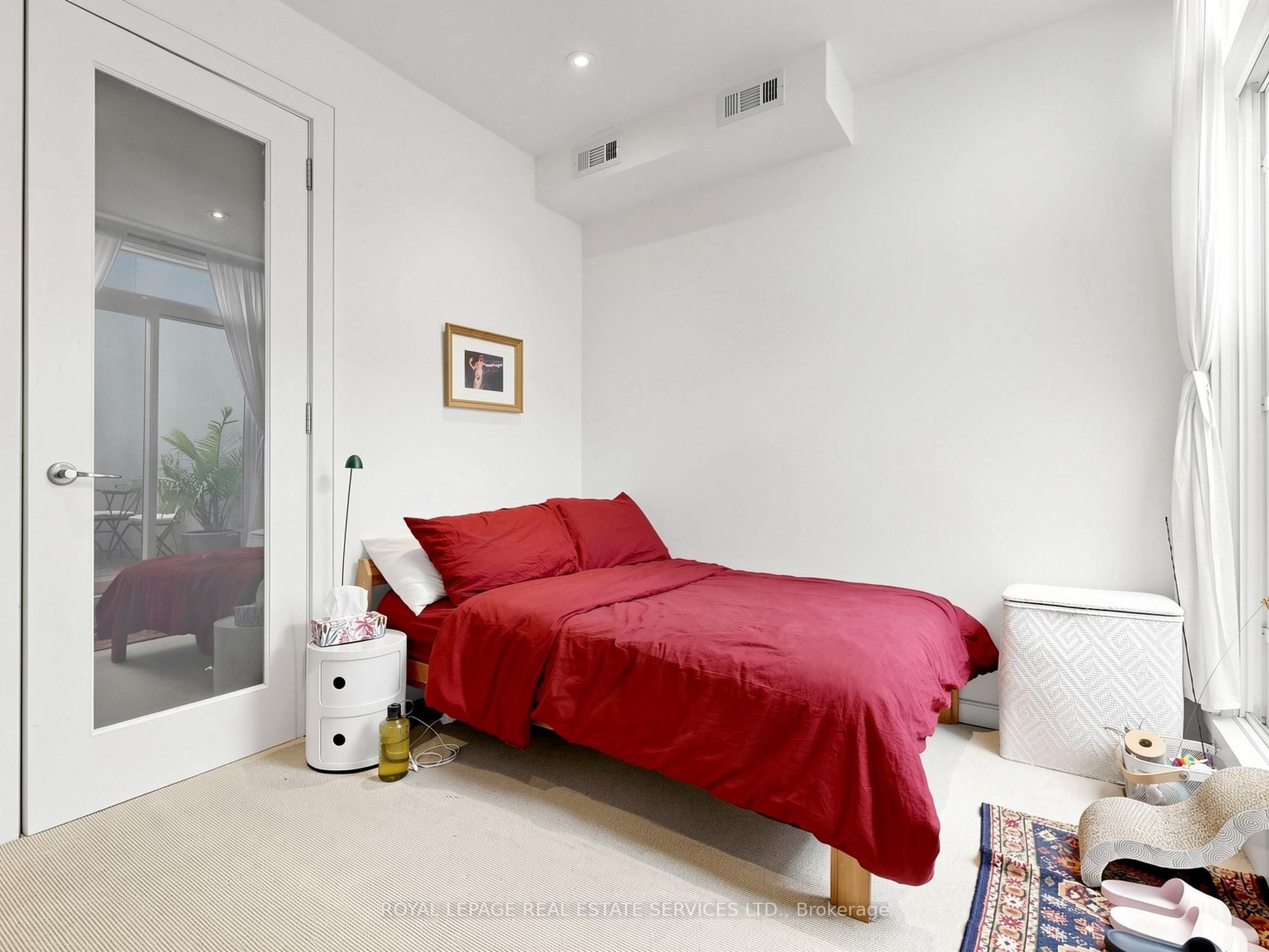 2233 Dundas Street W Property Photo 33