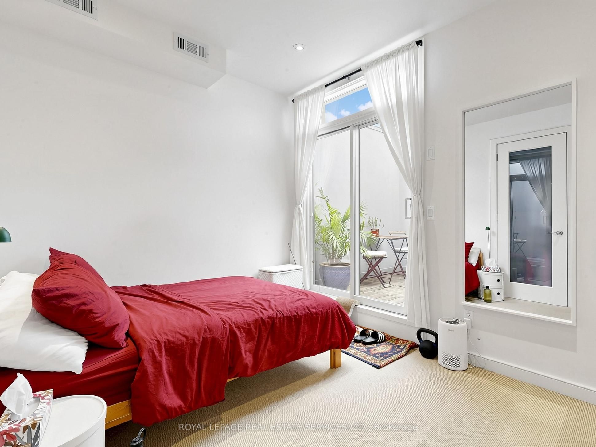 2233 Dundas Street W Property Photo 34