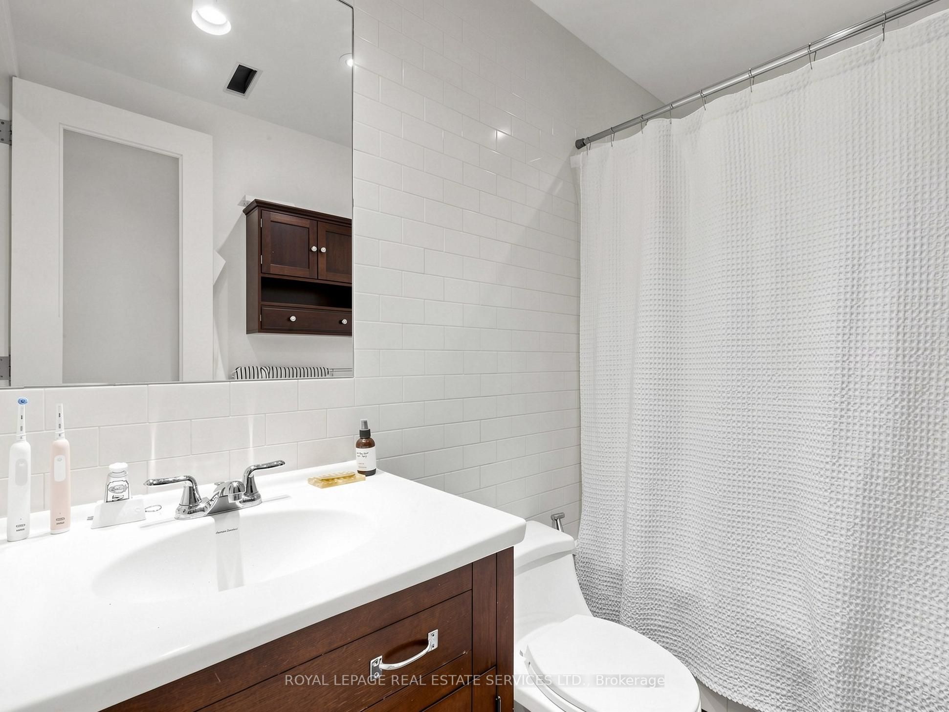 2233 Dundas Street W Property Photo 35