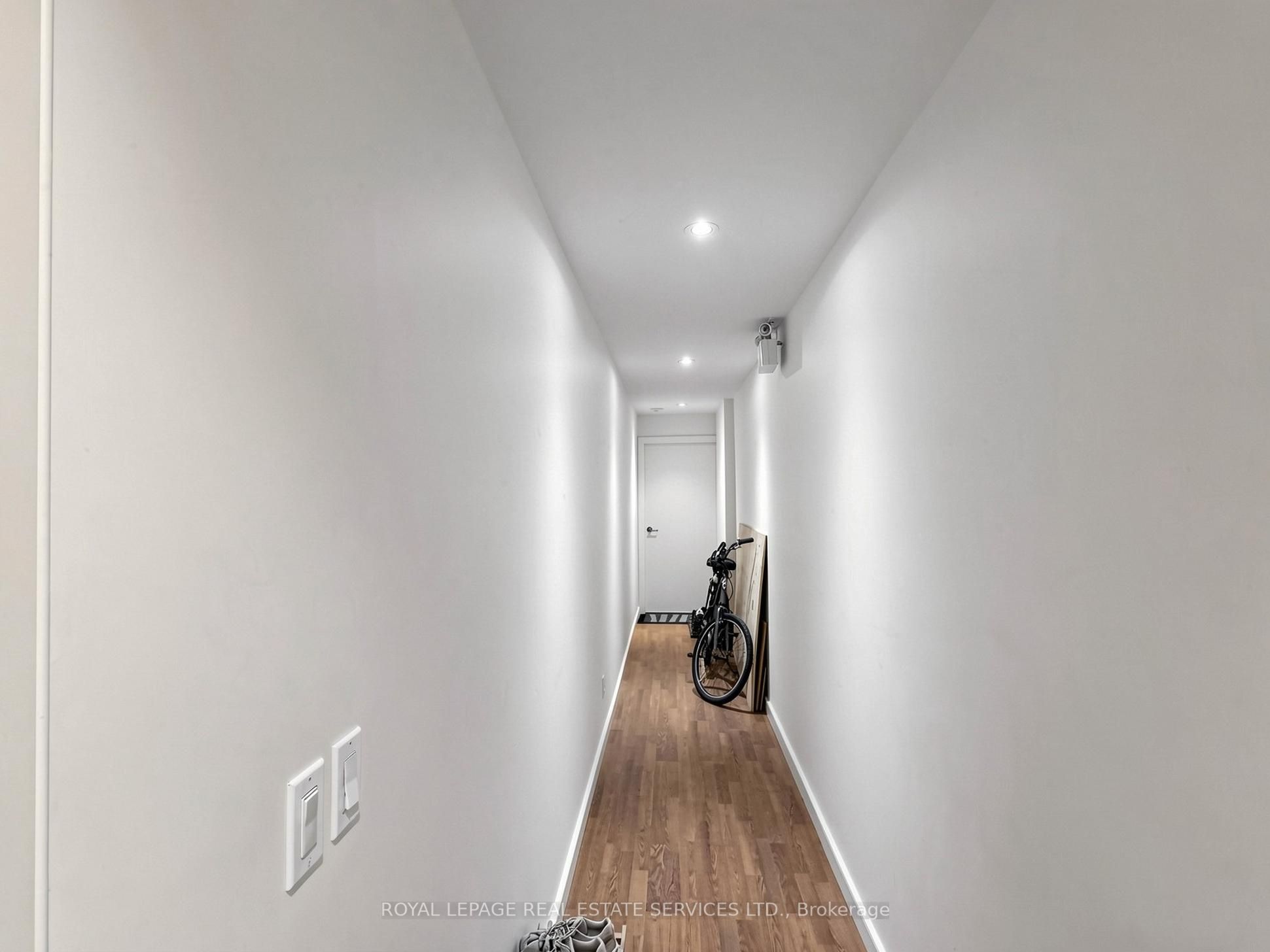 2233 Dundas Street W Property Photo 38