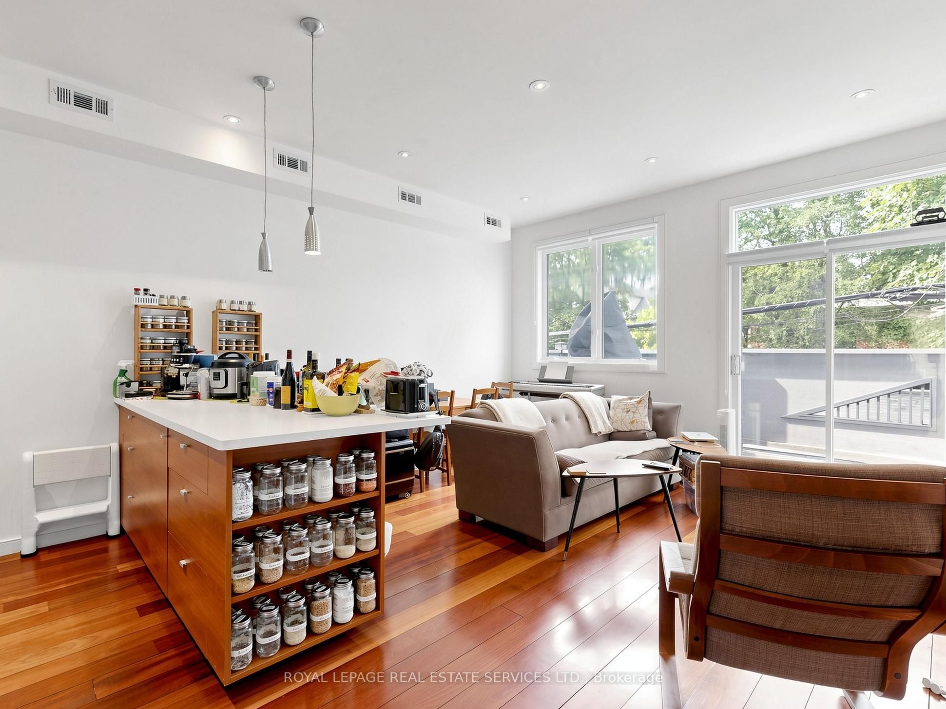 2233 Dundas Street W Property Photo 40