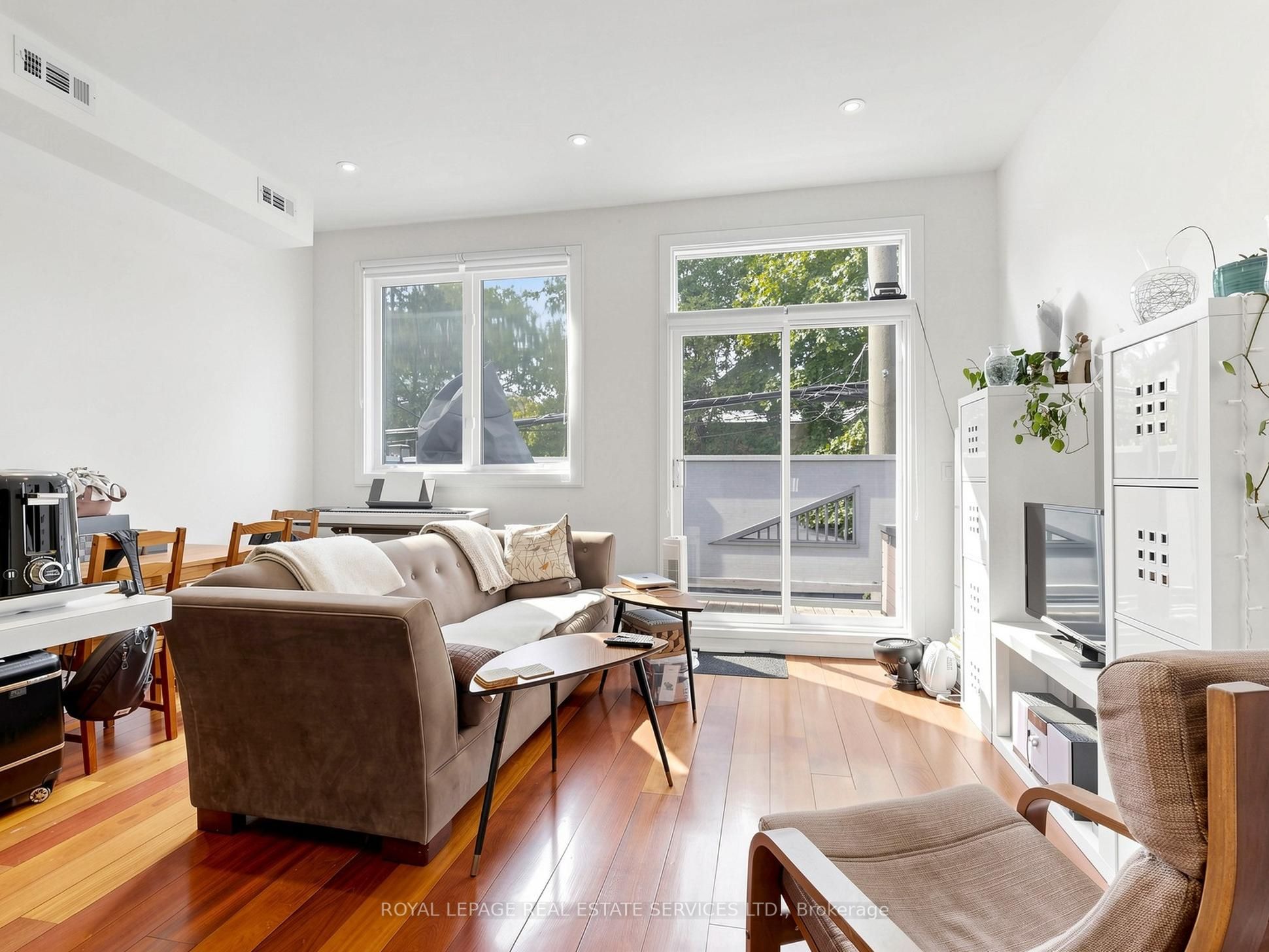 2233 Dundas Street W Property Photo 41