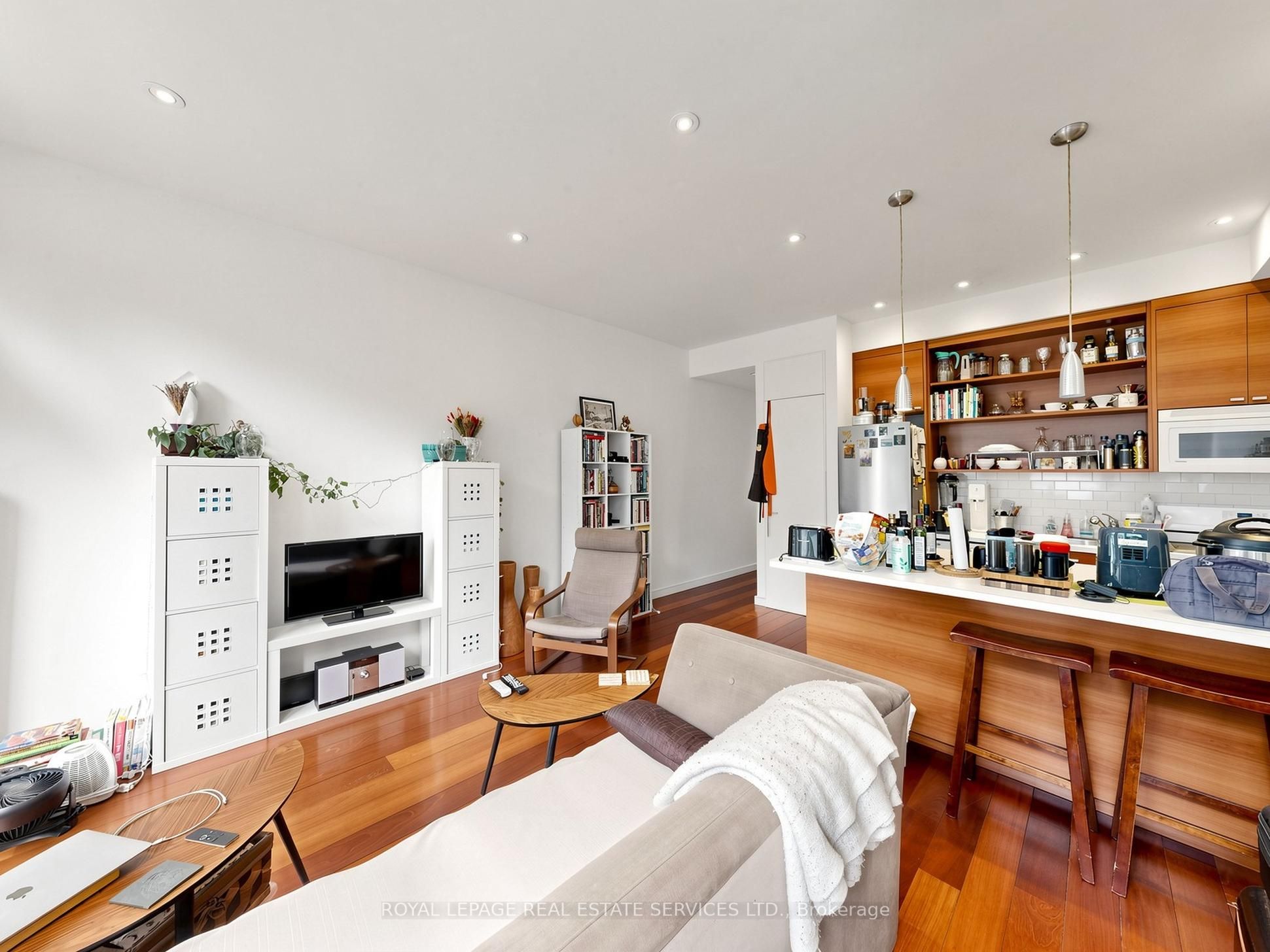2233 Dundas Street W Property Photo 42