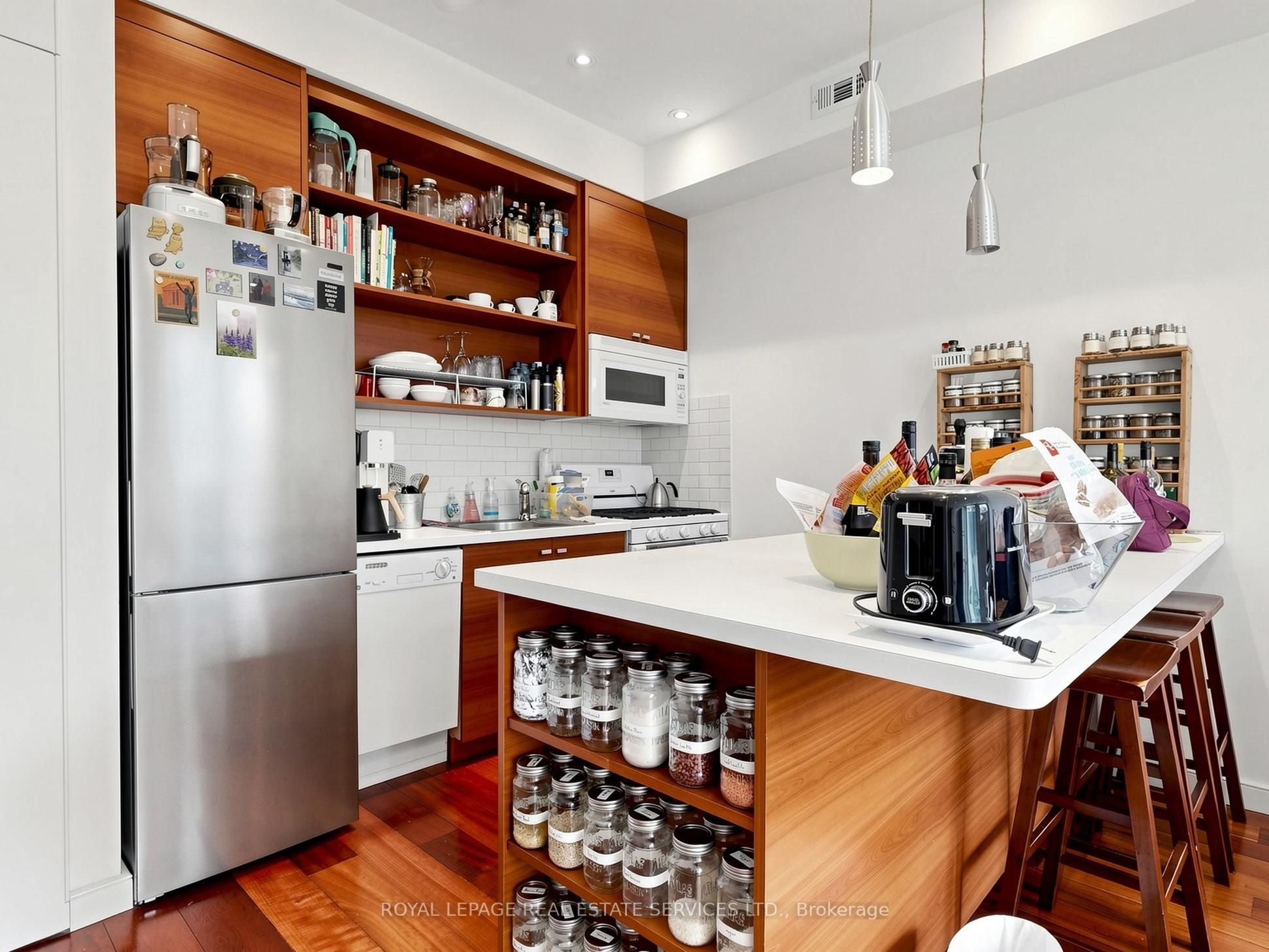 2233 Dundas Street W Property Photo 43