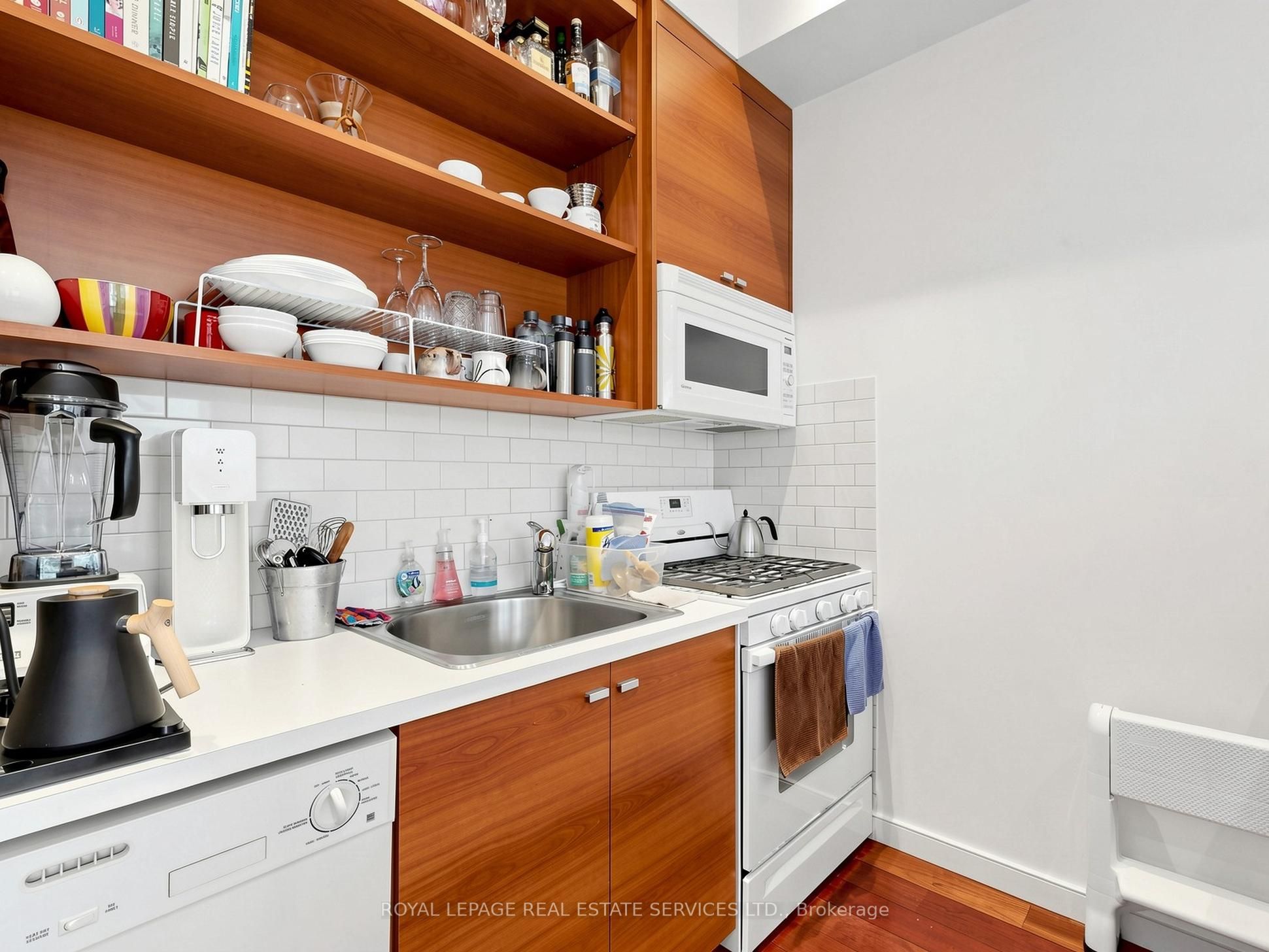 2233 Dundas Street W Property Photo 44