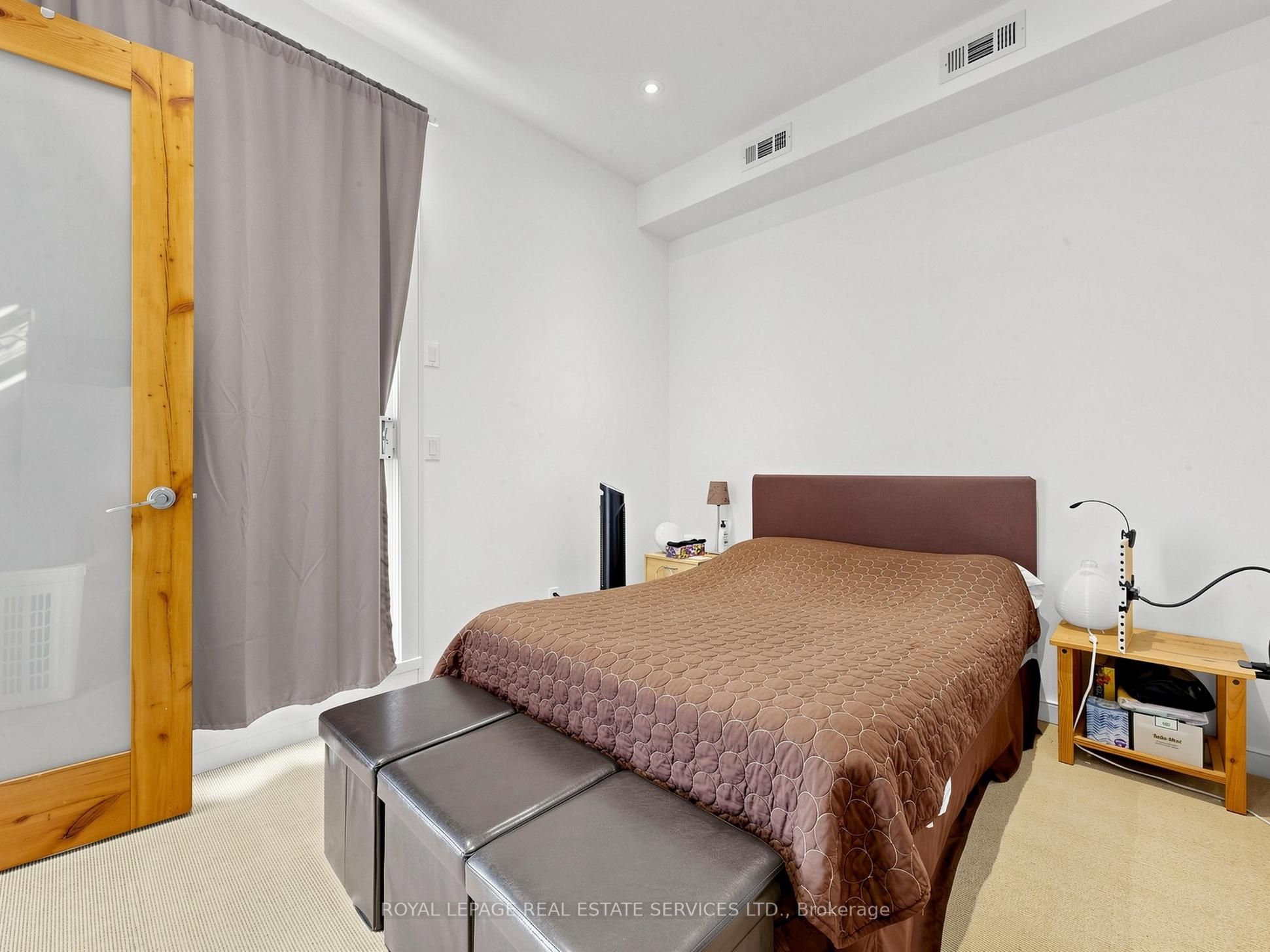 2233 Dundas Street W Property Photo 45