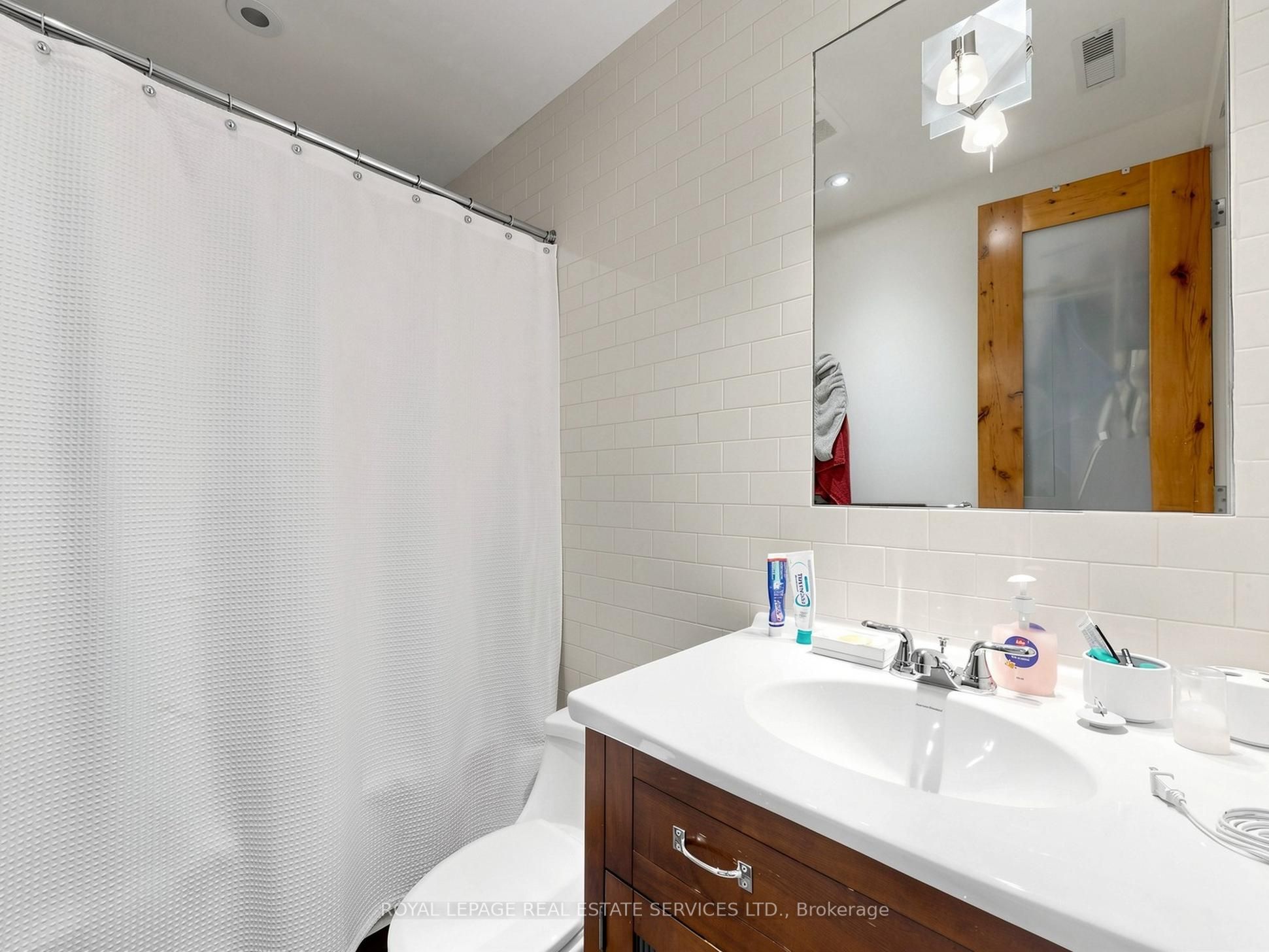 2233 Dundas Street W Property Photo 47
