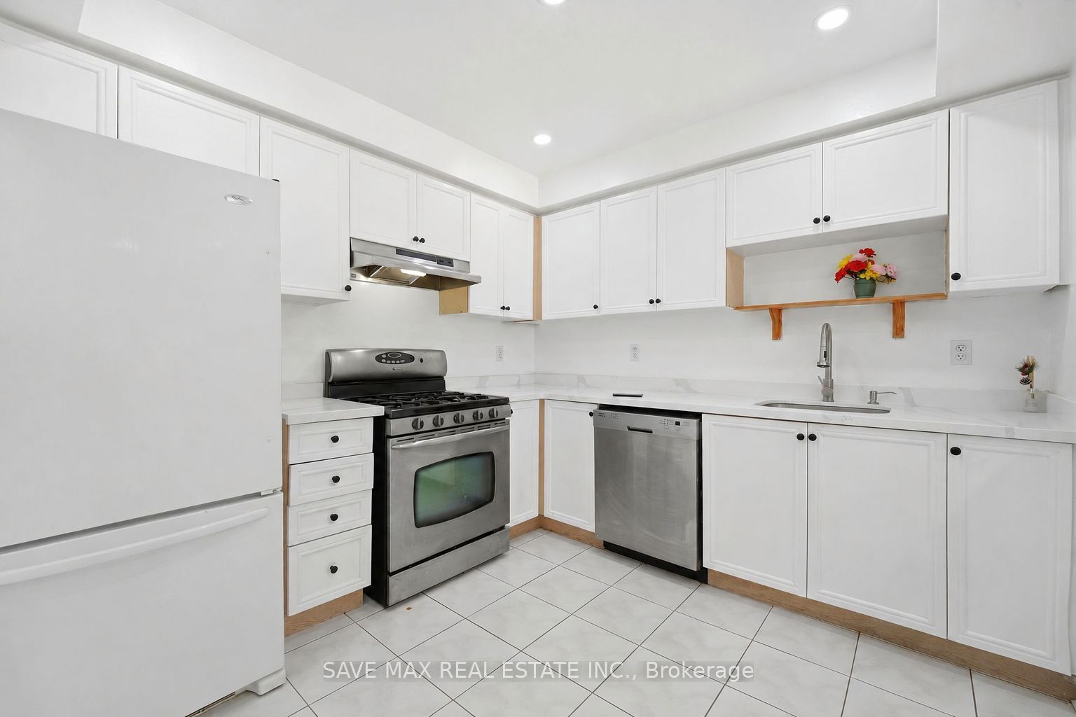 39 Caruso Drive Property Photo 4