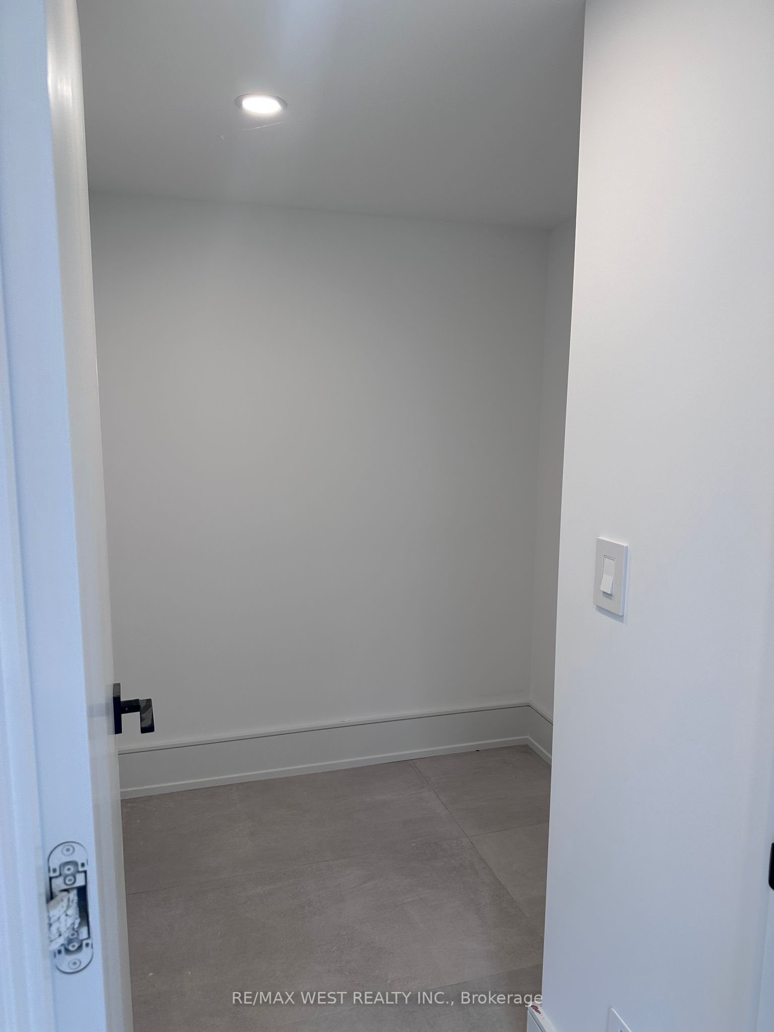 506 Wellington Crescent Basement Property Photo 4