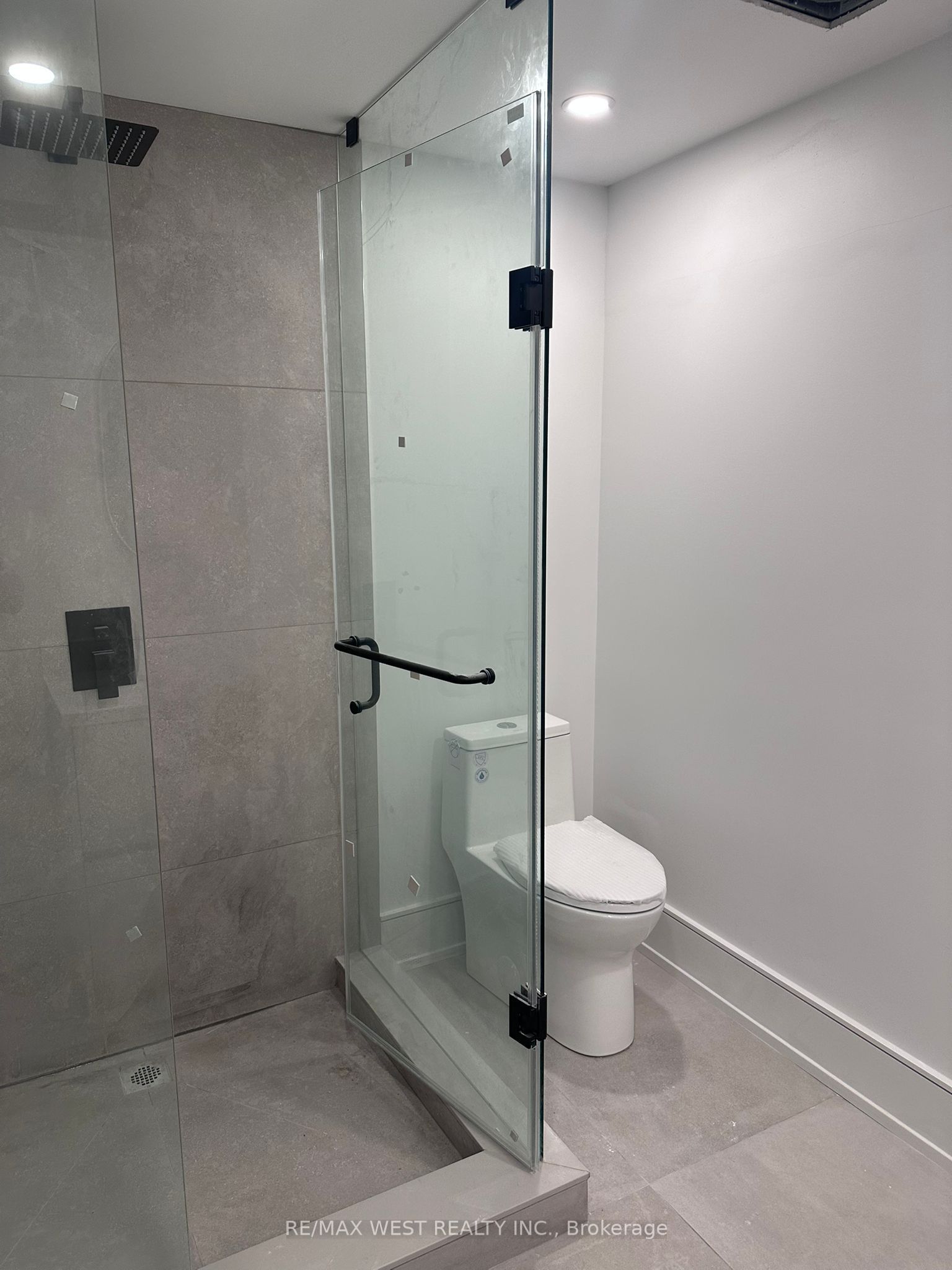 506 Wellington Crescent Basement Property Photo 10