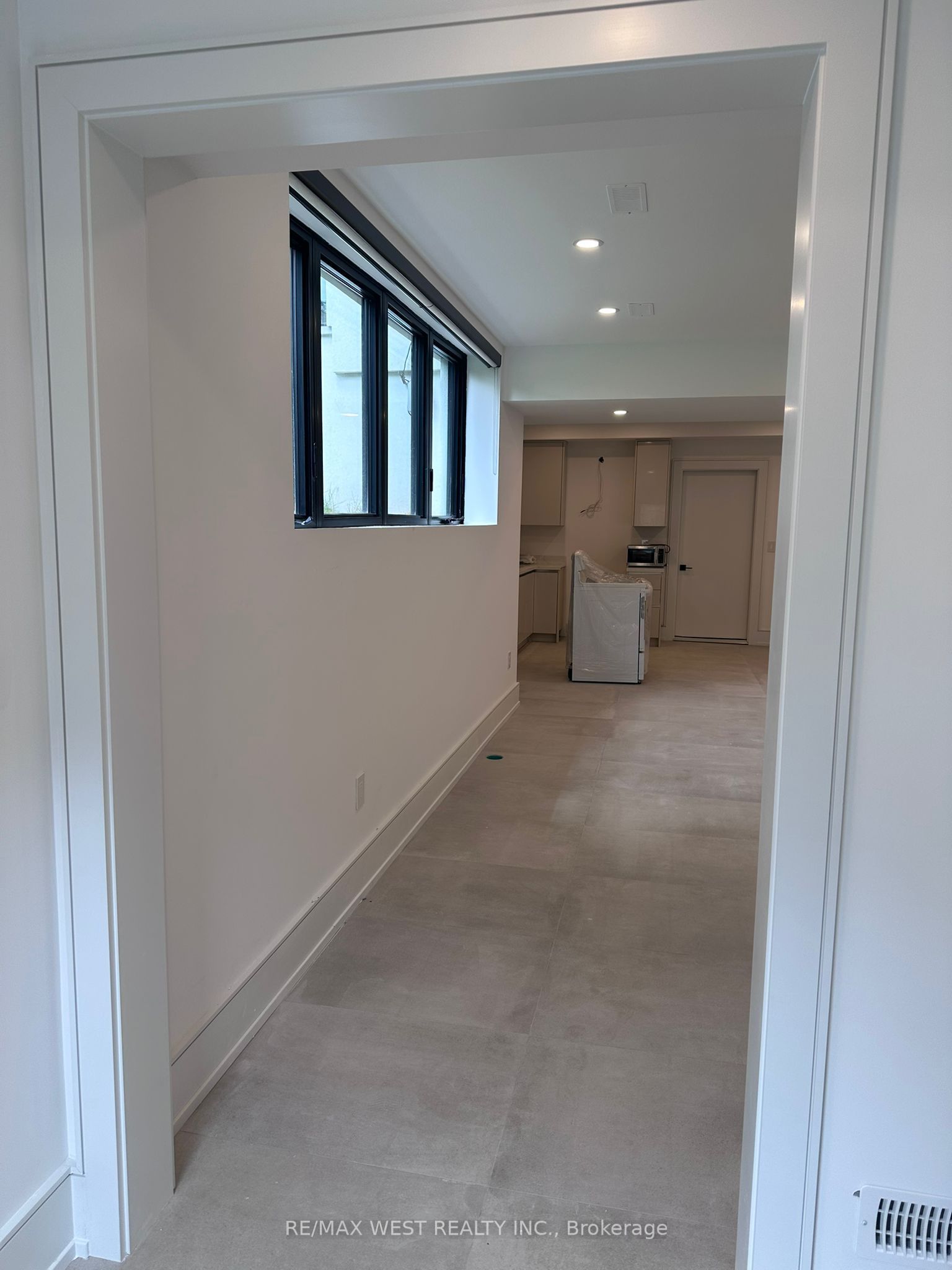 506 Wellington Crescent Basement Property Photo 11