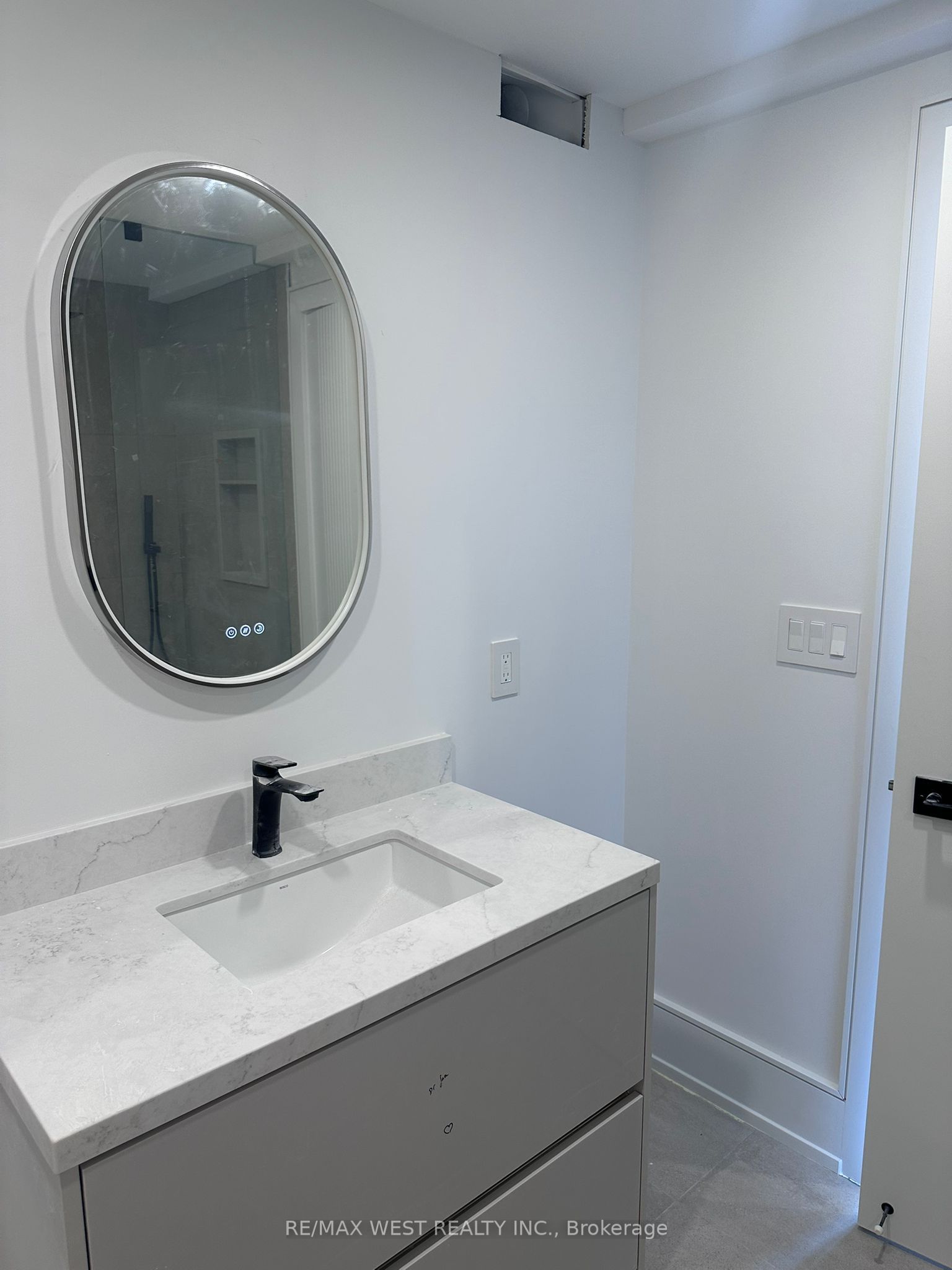 506 Wellington Crescent Basement Property Photo 12