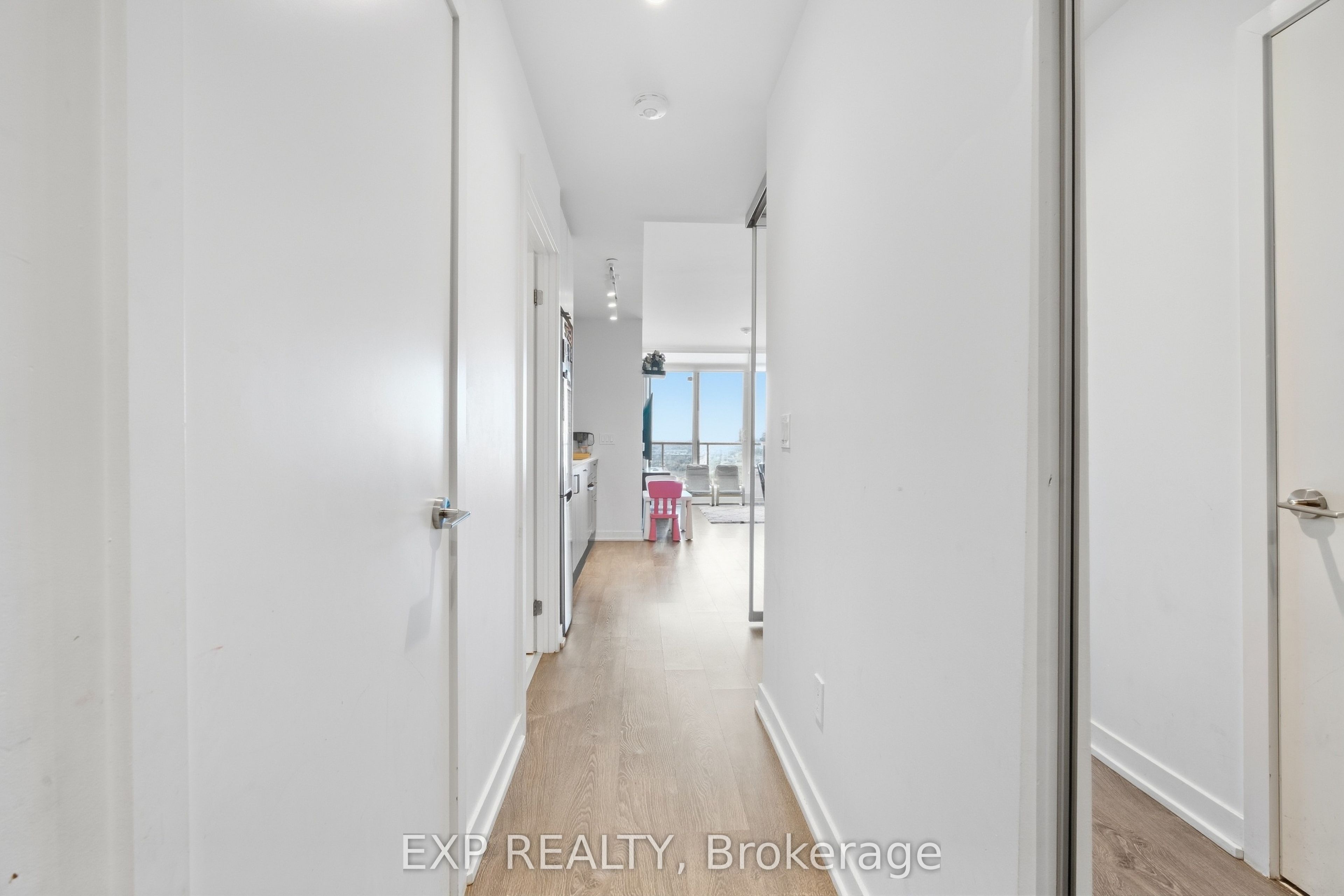 1928 Lake Shore Boulevard W 1712 Property Photo 3