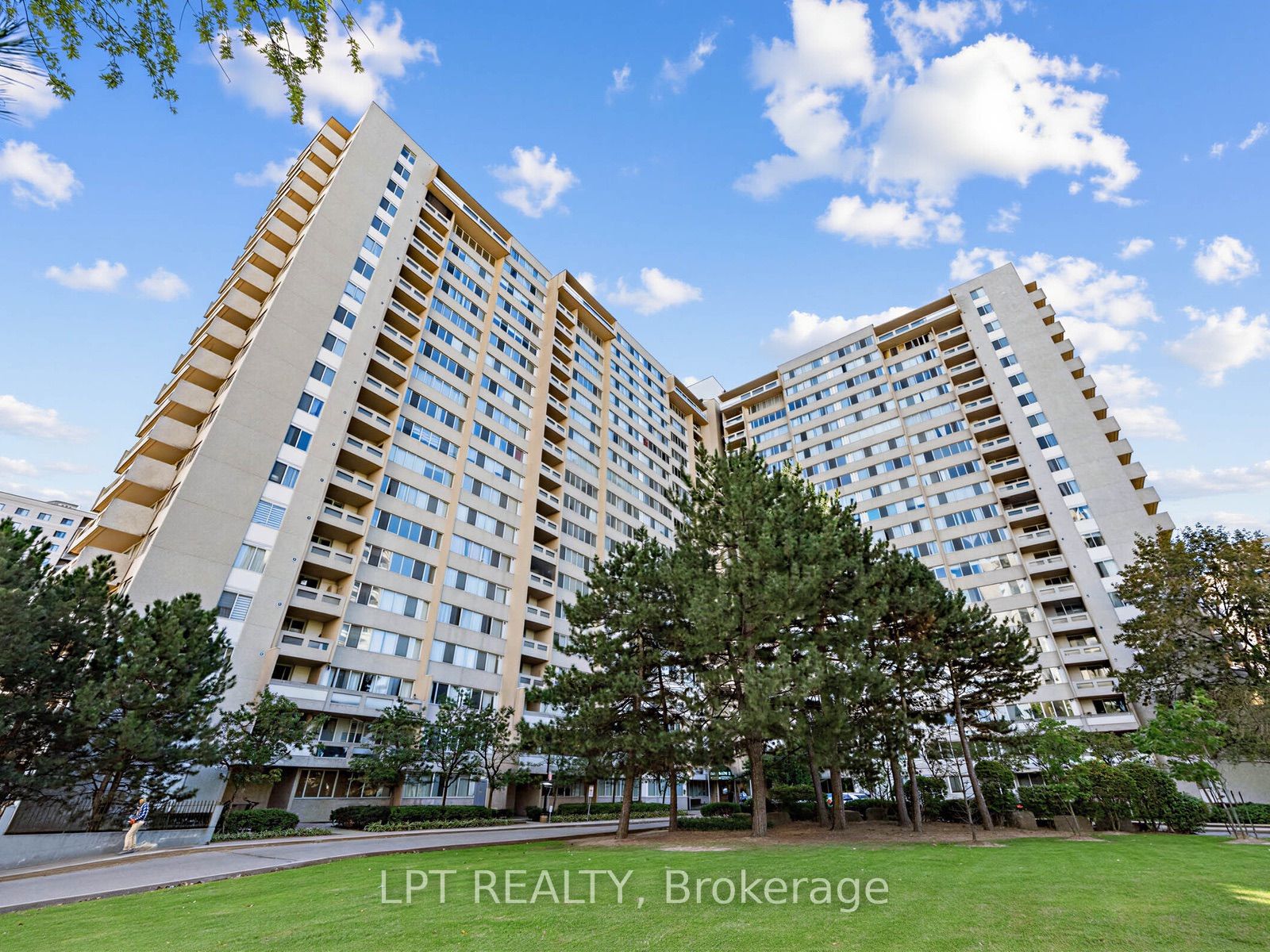 3590 Kaneff Crescent 1112 Property Photo 1