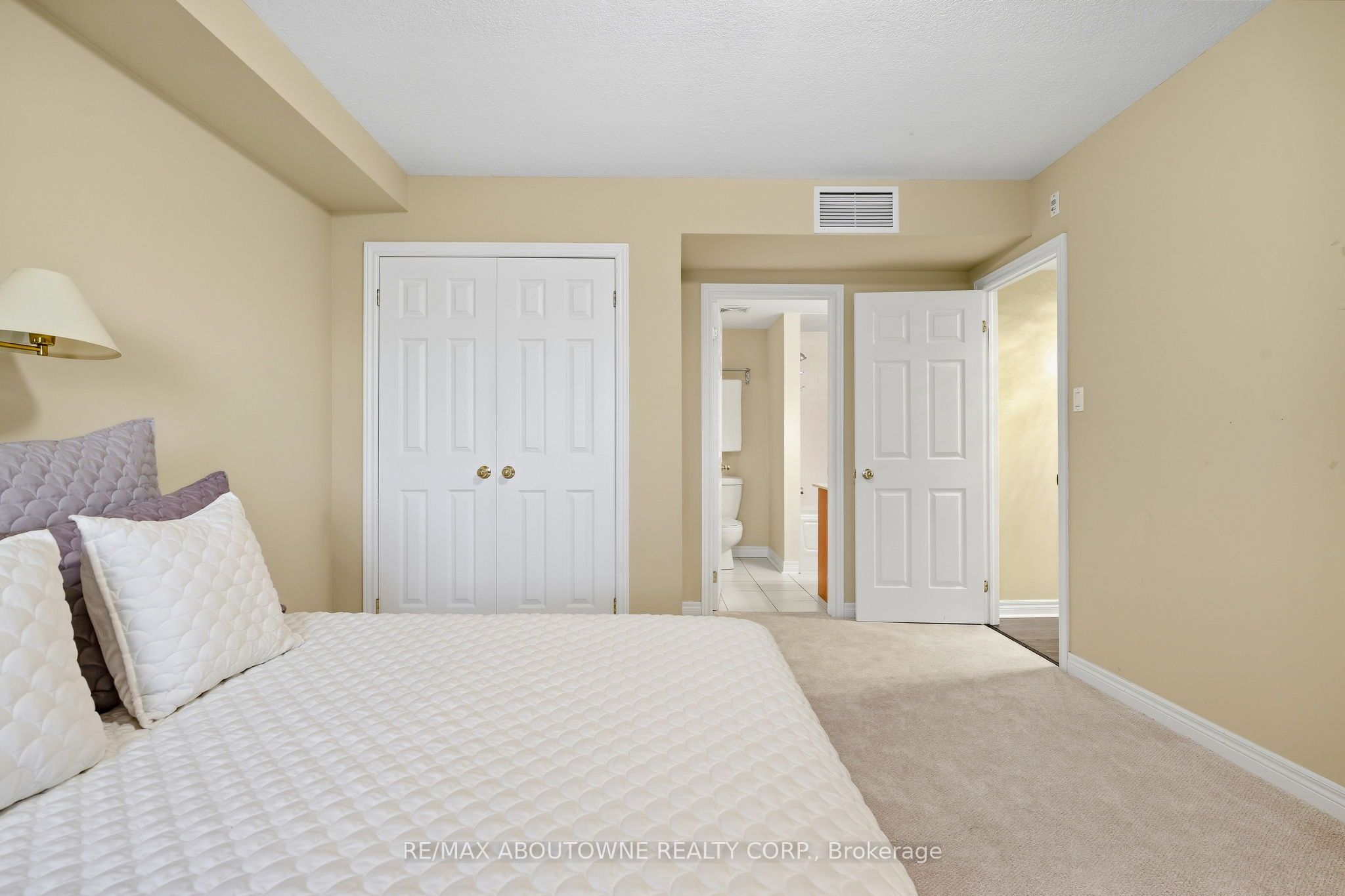 390 Upper Middle Road 301 Property Photo 24