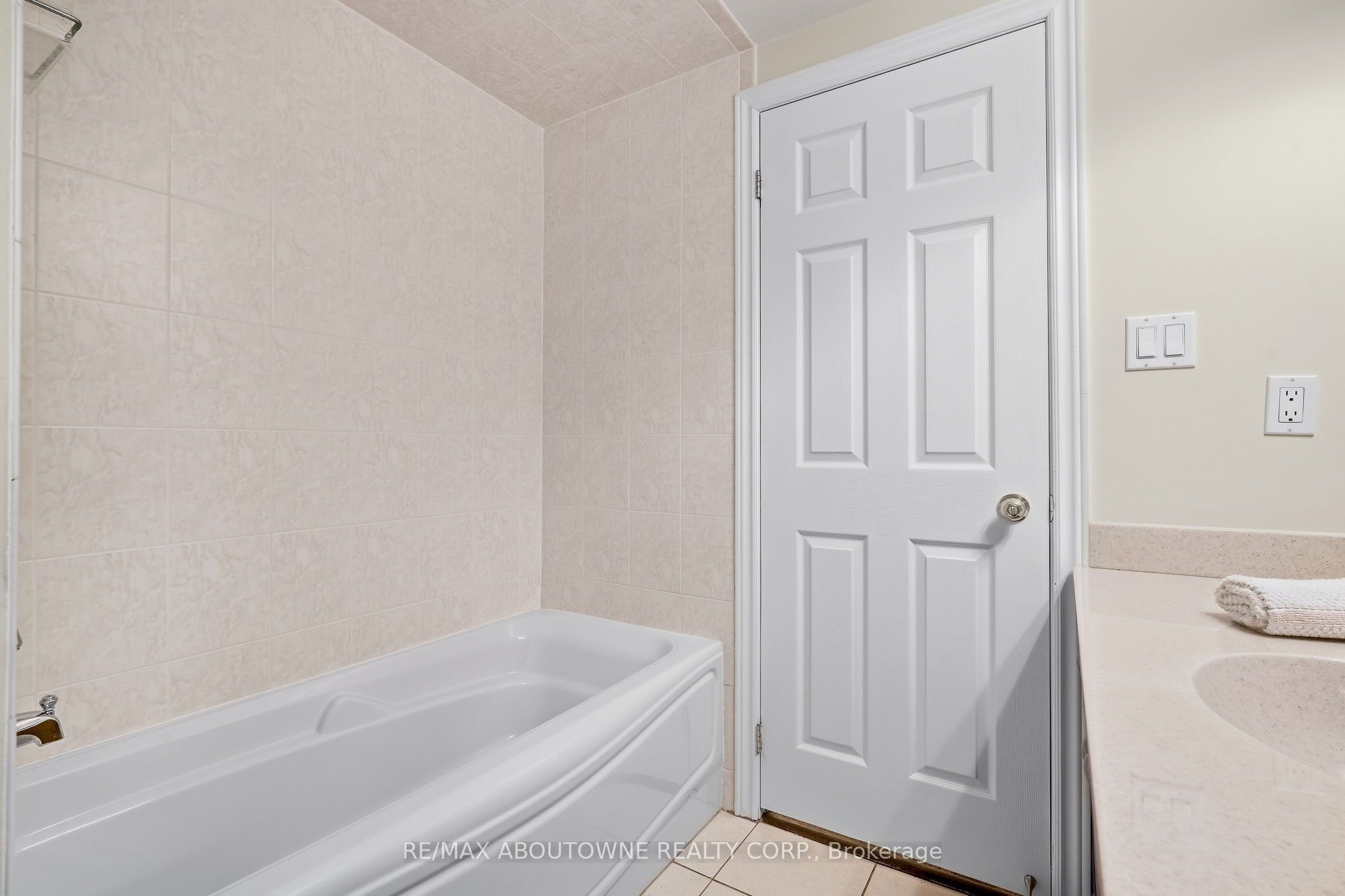 390 Upper Middle Road 301 Property Photo 26