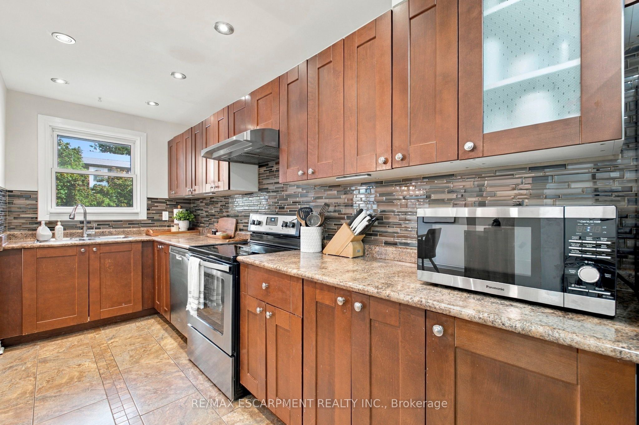 371 Bronte Street S 59 Property Photo 9