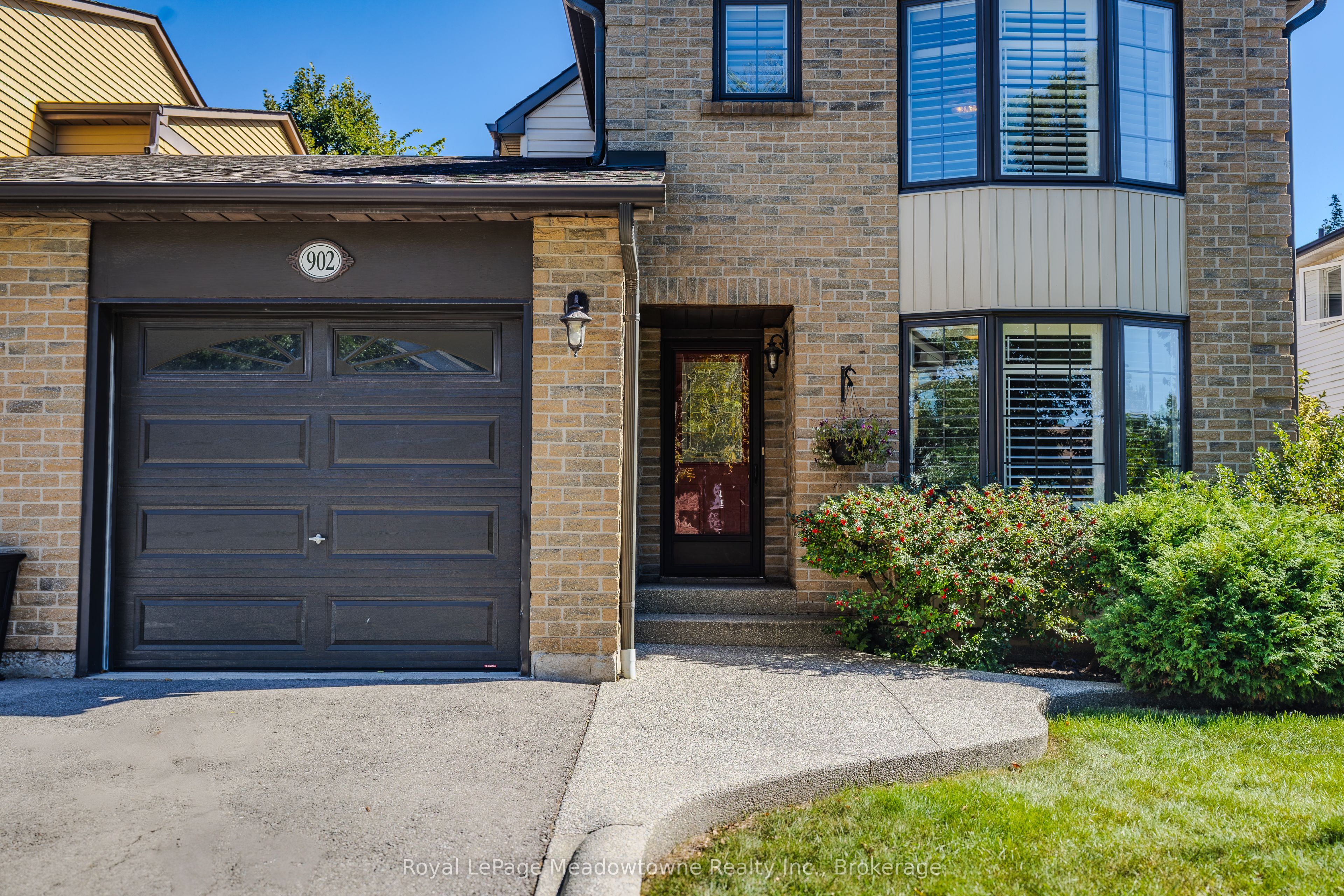 902 Laurier Avenue Property Photo 3
