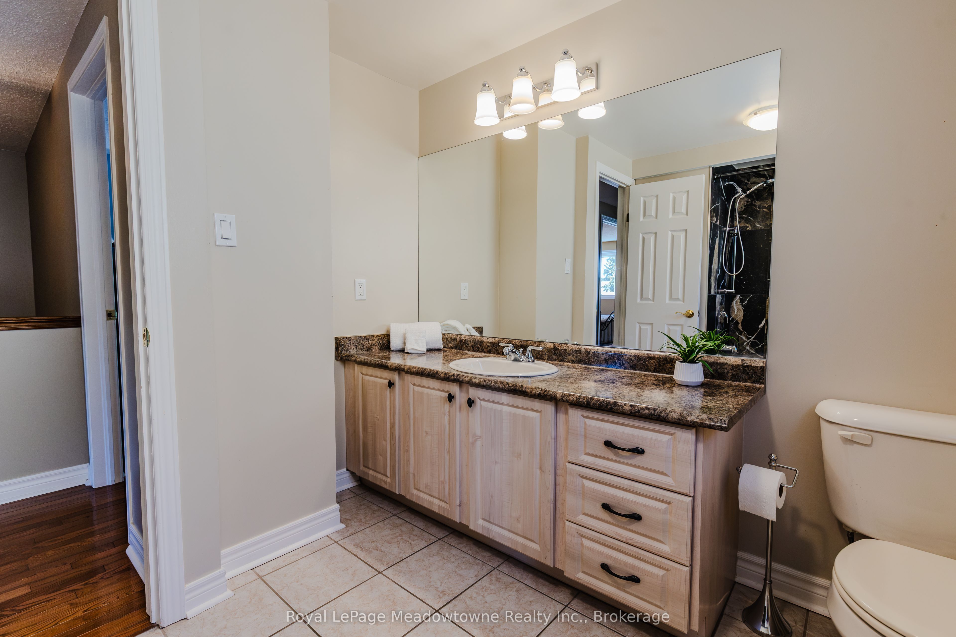 902 Laurier Avenue Property Photo 22