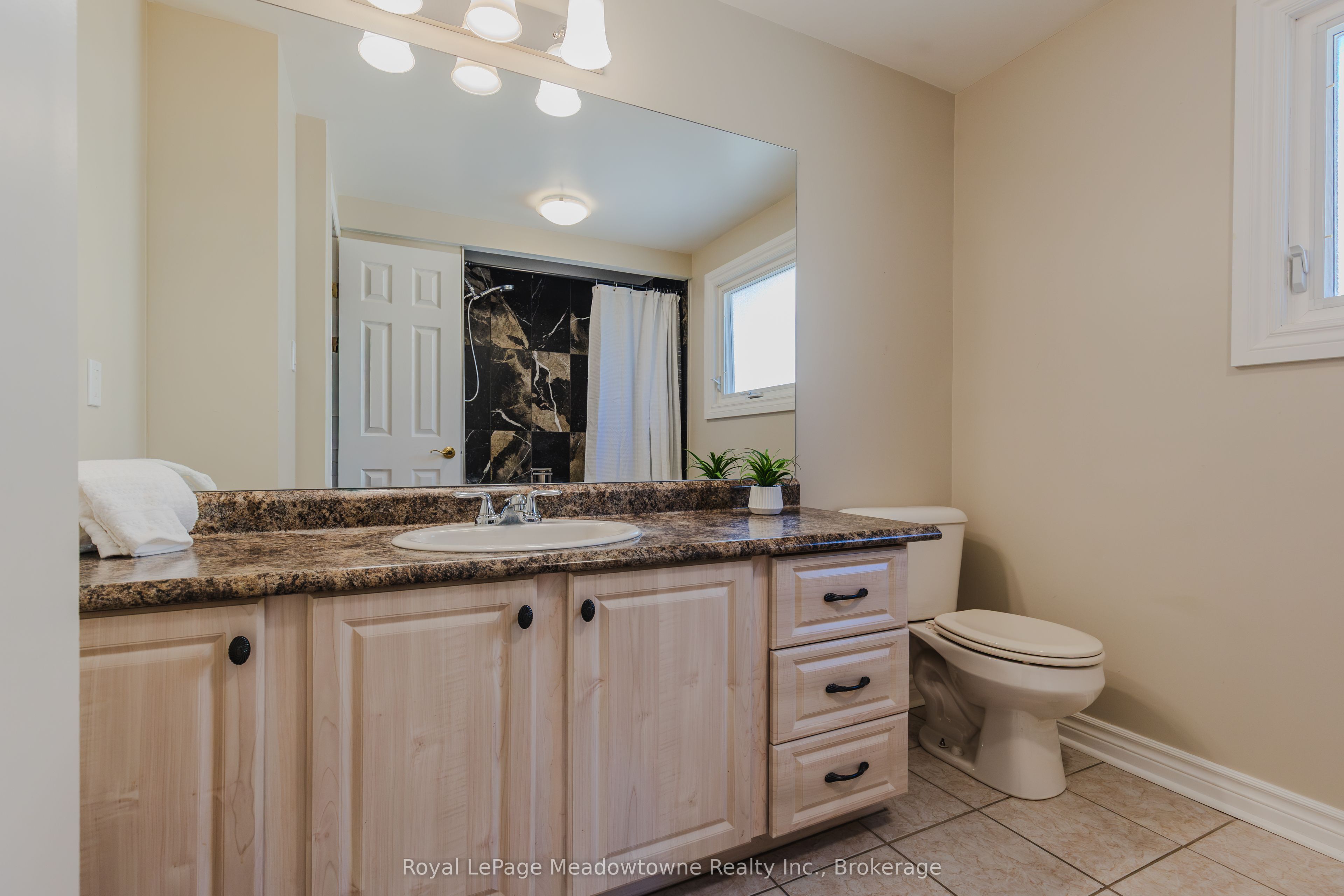902 Laurier Avenue Property Photo 23