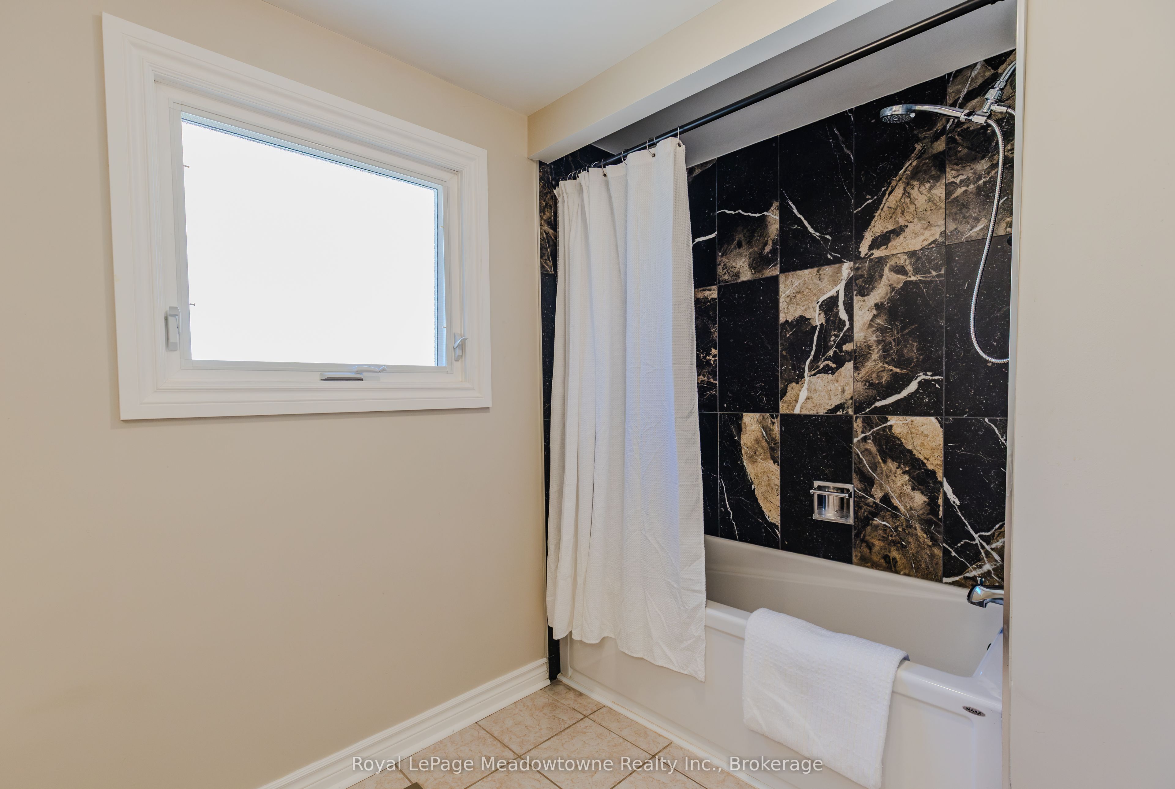 902 Laurier Avenue Property Photo 24