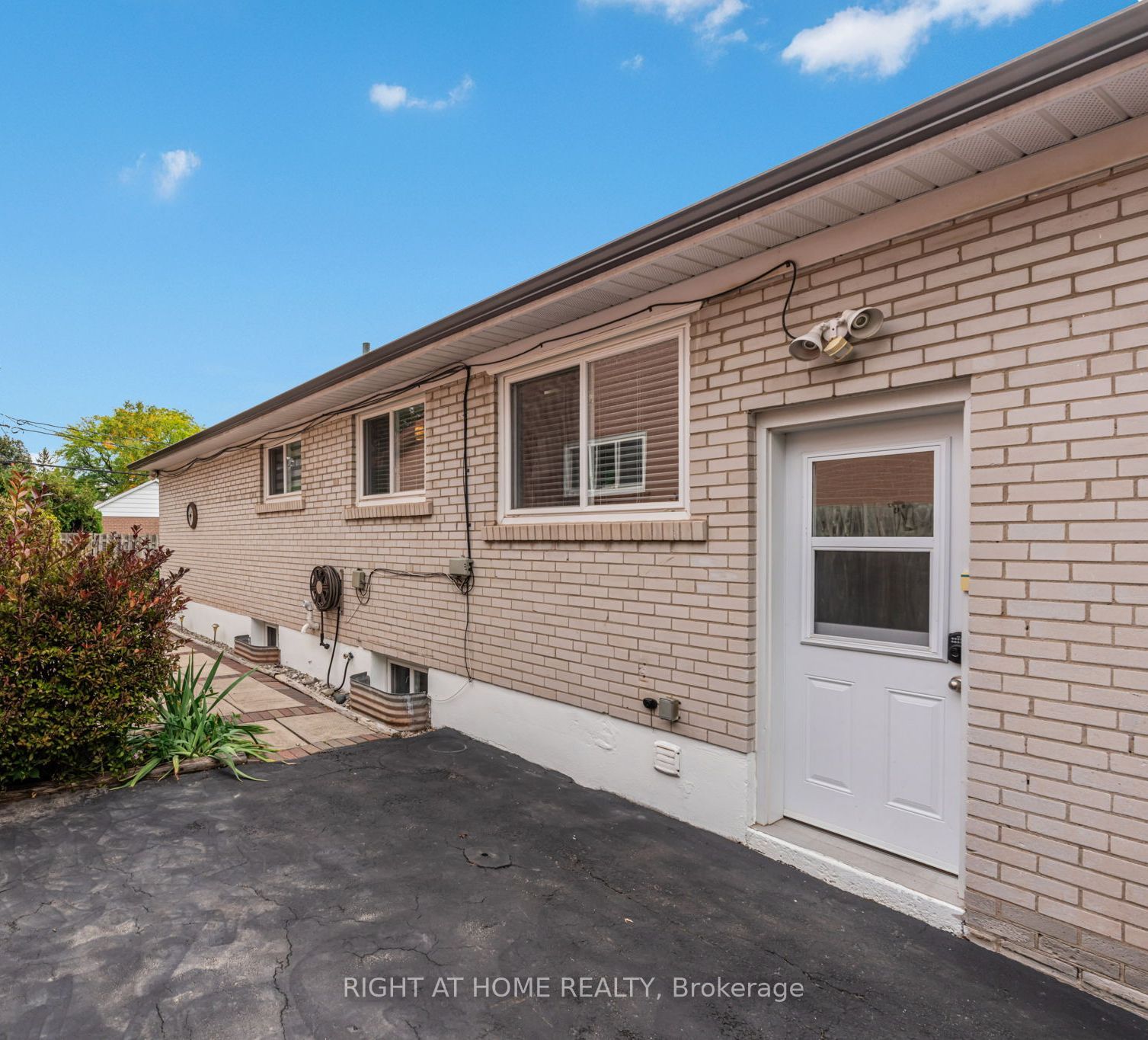 1302 Redbank Crescent Property Photo 32