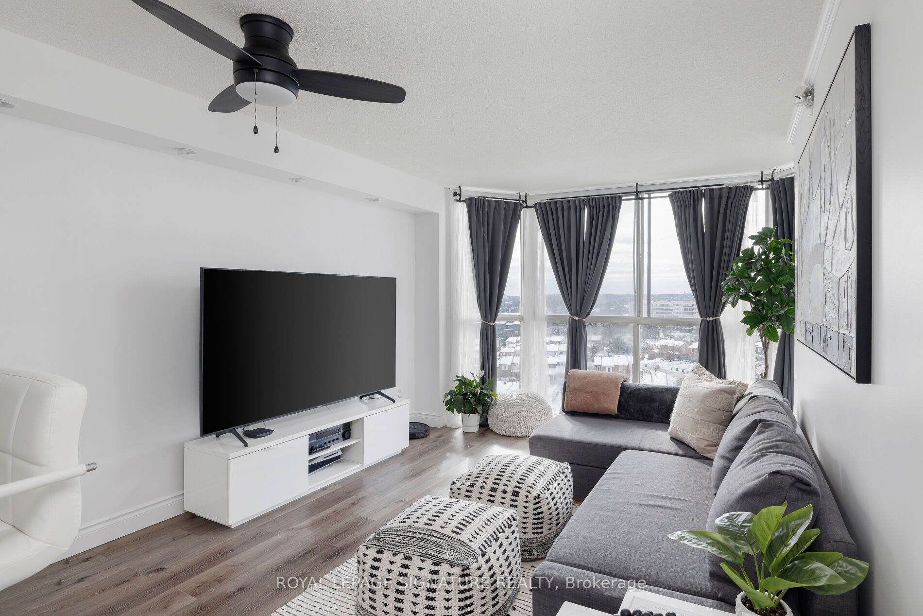 880 Dundas Street W 909 Property Photo 2