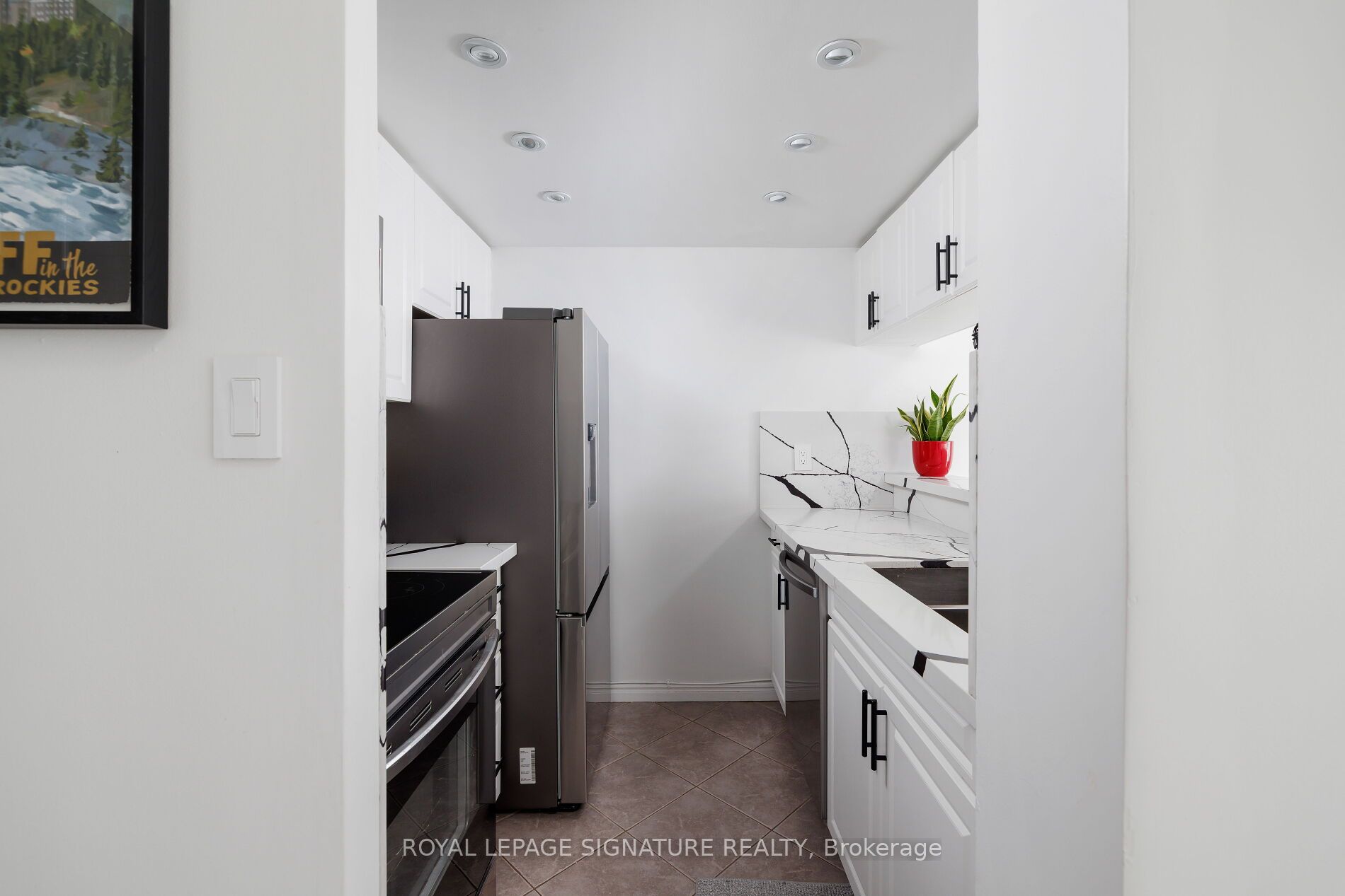 880 Dundas Street W 909 Property Photo 5