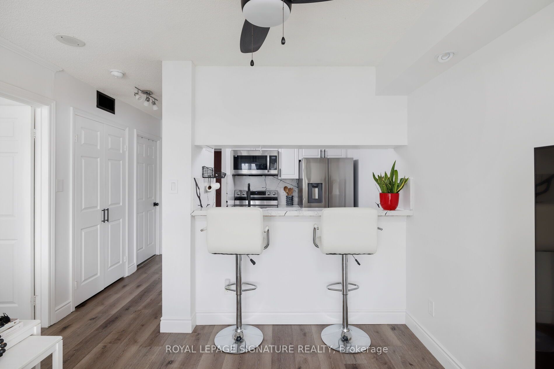 880 Dundas Street W 909 Property Photo 7