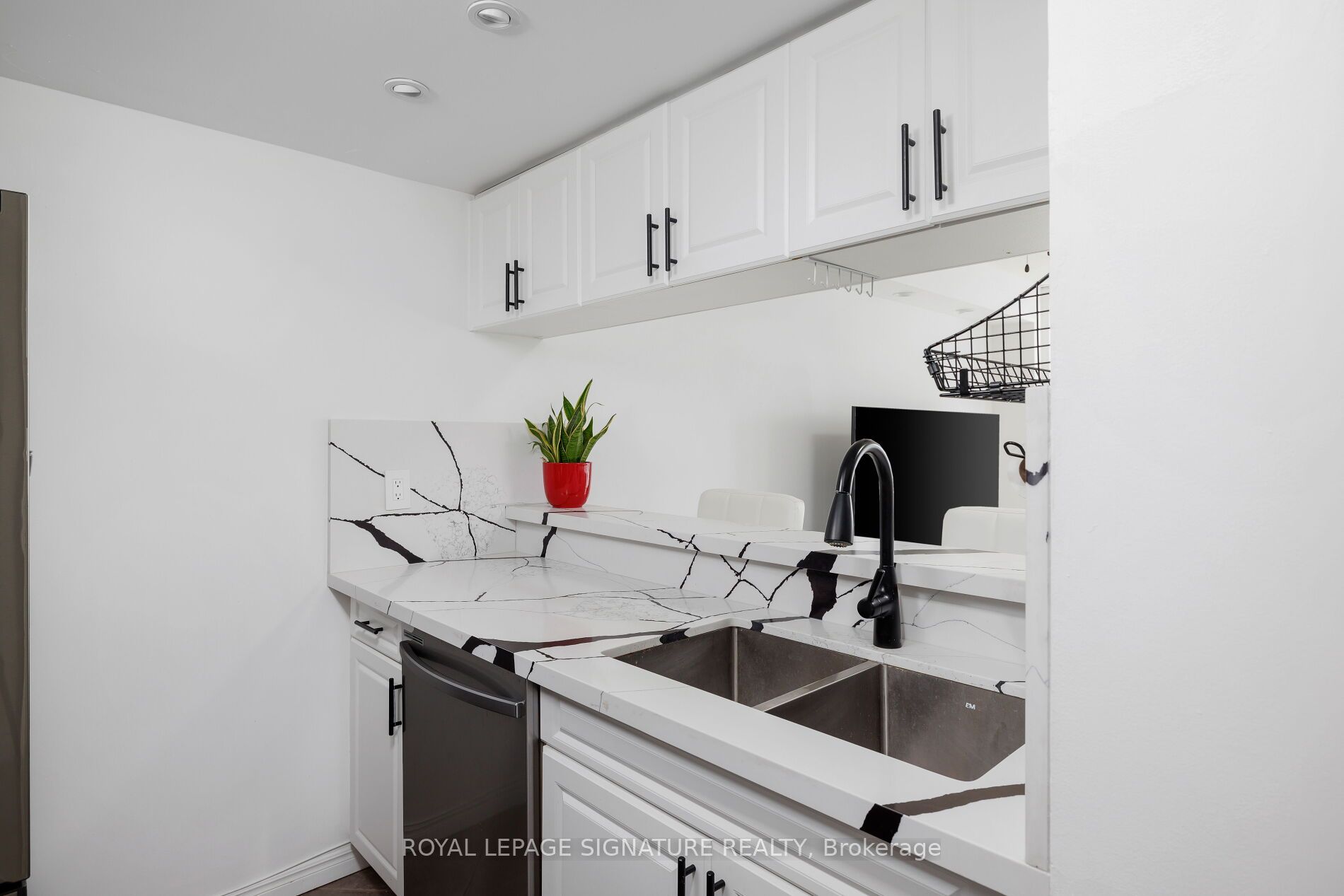 880 Dundas Street W 909 Property Photo 9