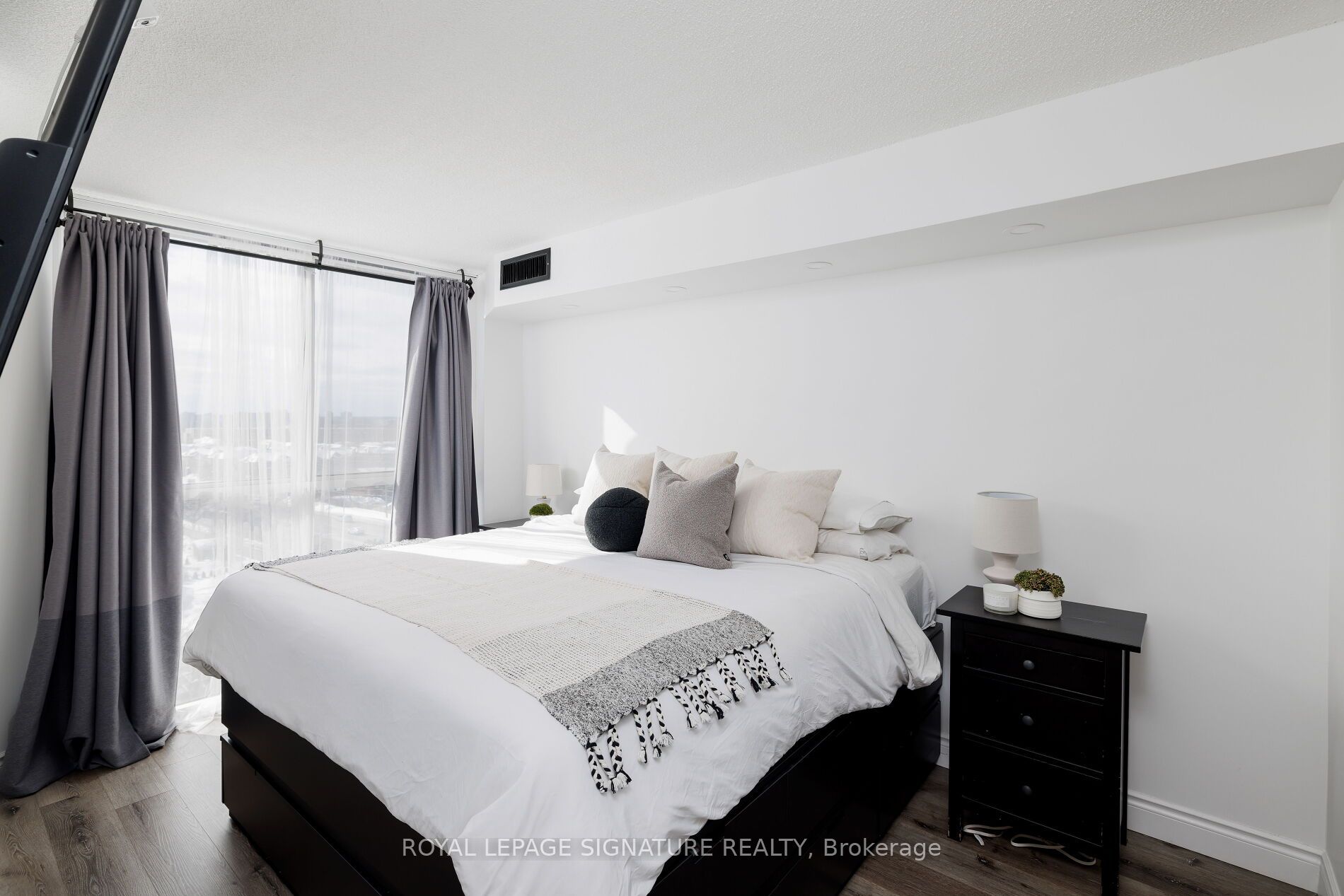 880 Dundas Street W 909 Property Photo 10