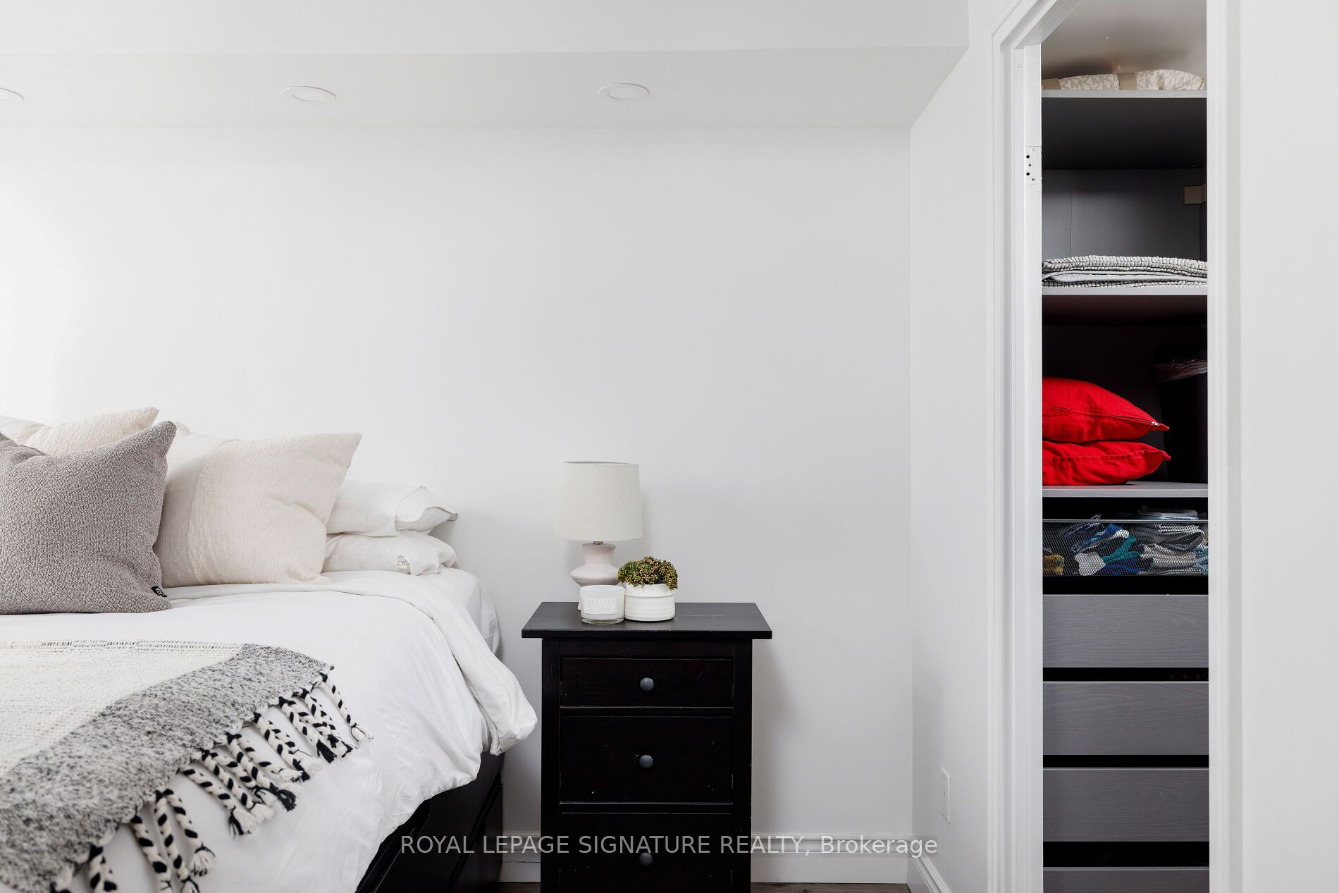 880 Dundas Street W 909 Property Photo 11