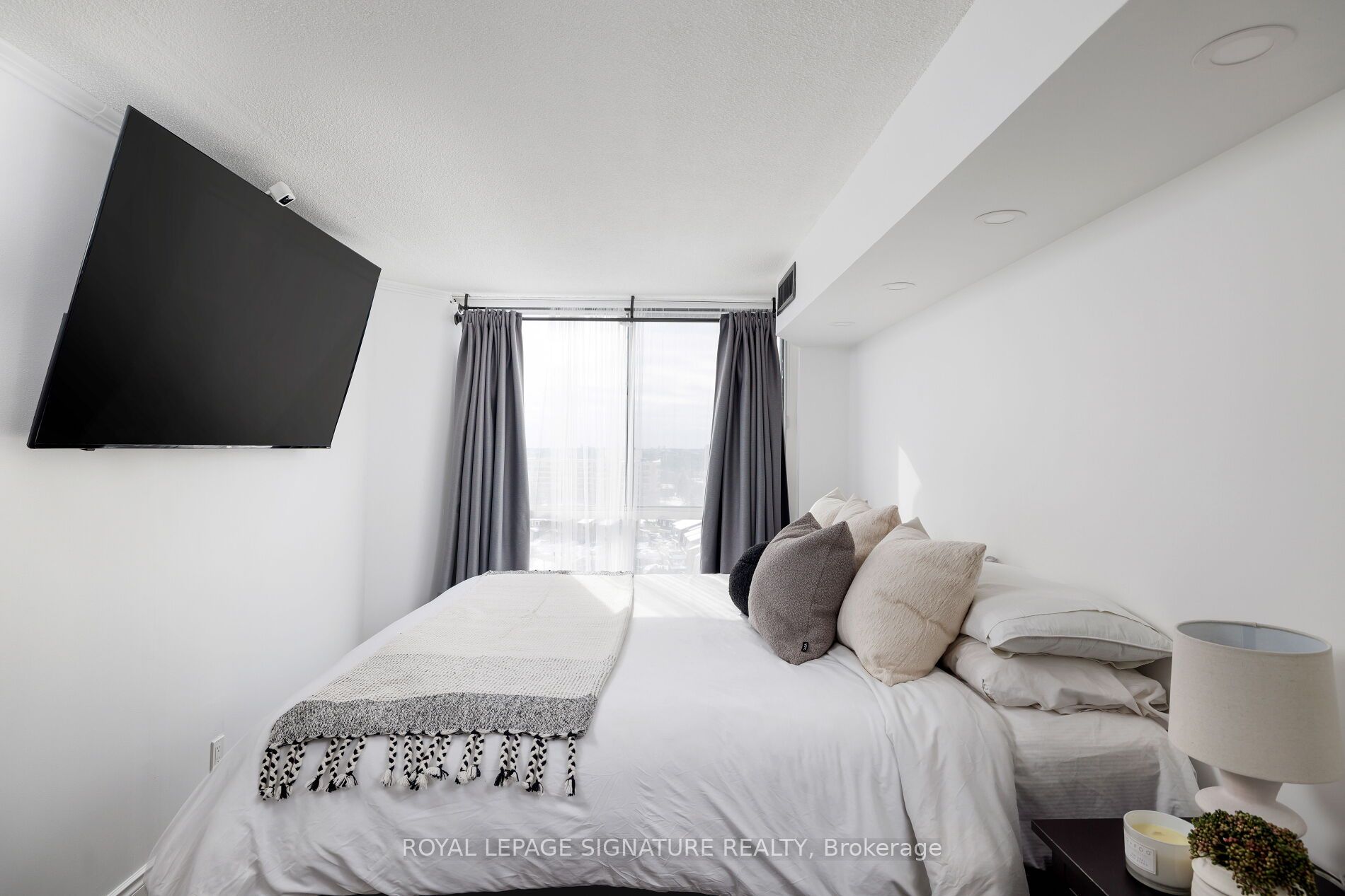 880 Dundas Street W 909 Property Photo 12