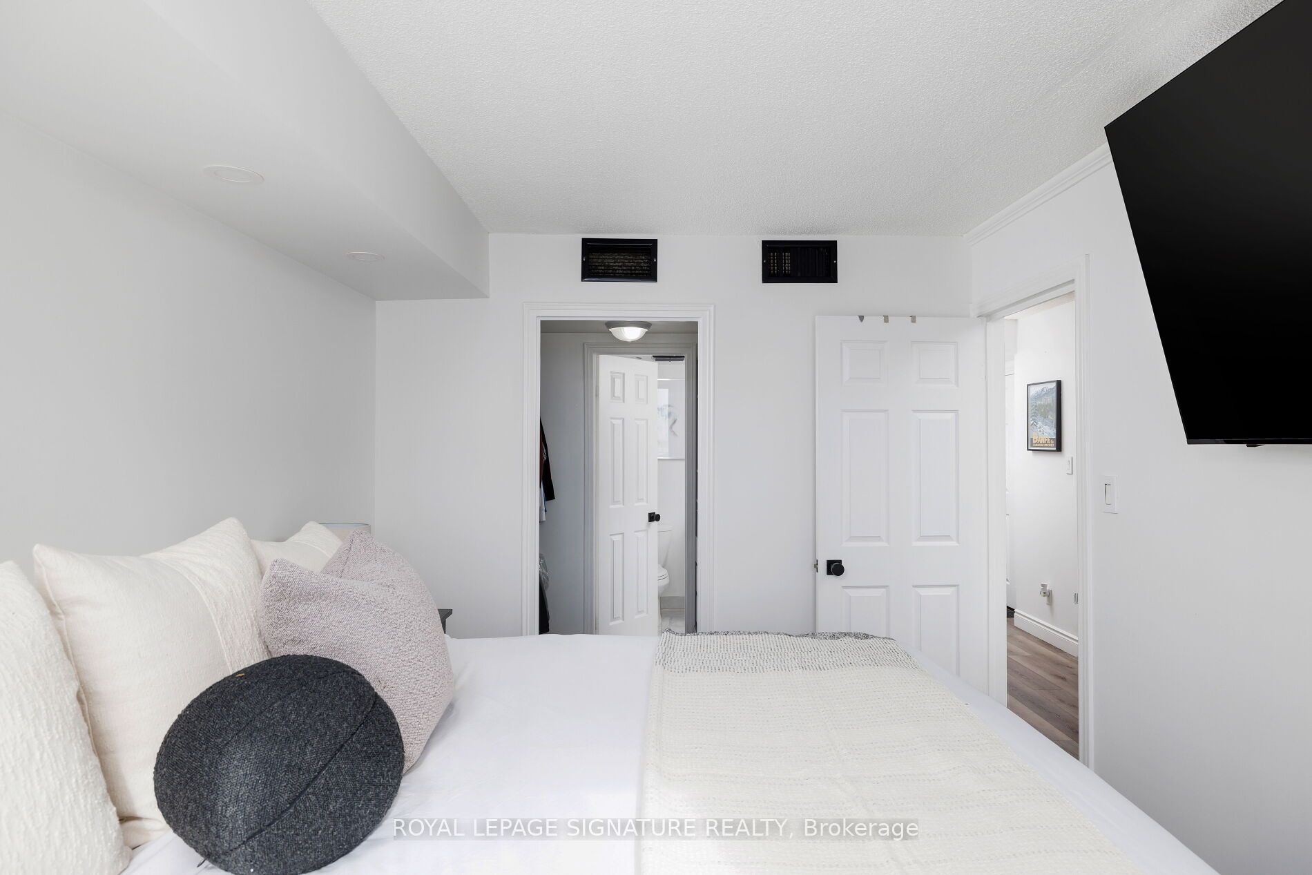 880 Dundas Street W 909 Property Photo 13