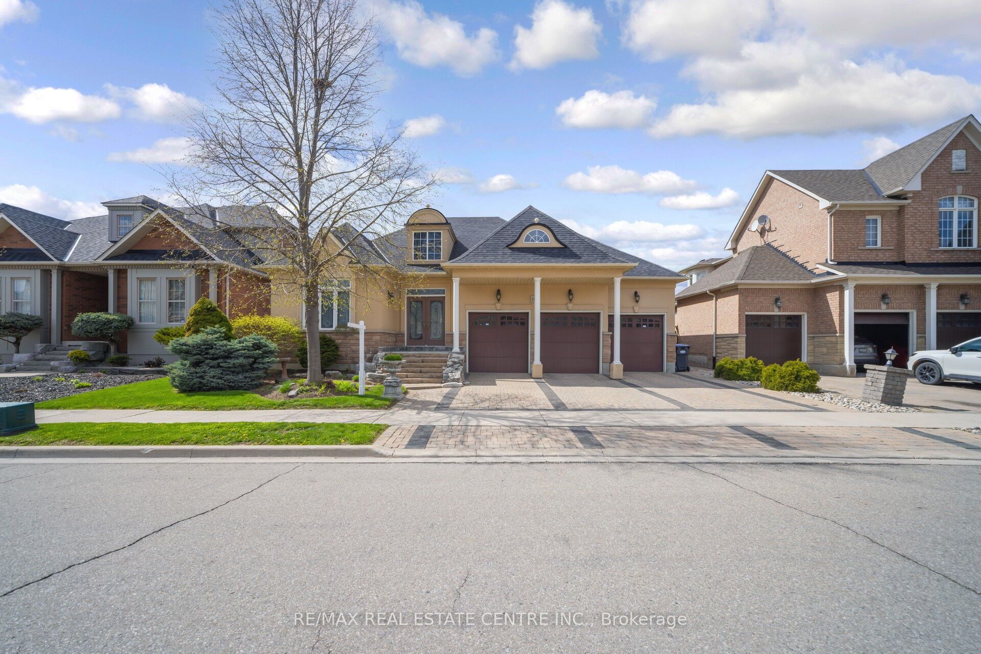 10 Eiffel Boulevard Property Photo 3