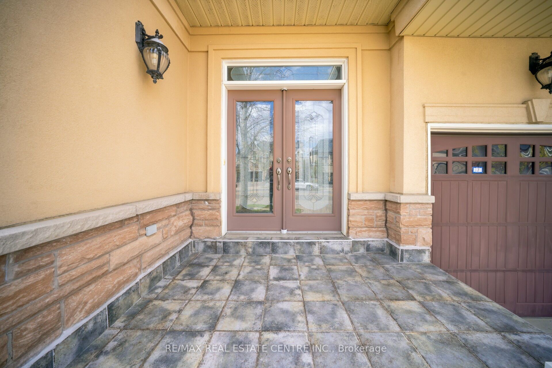 10 Eiffel Boulevard Property Photo 4